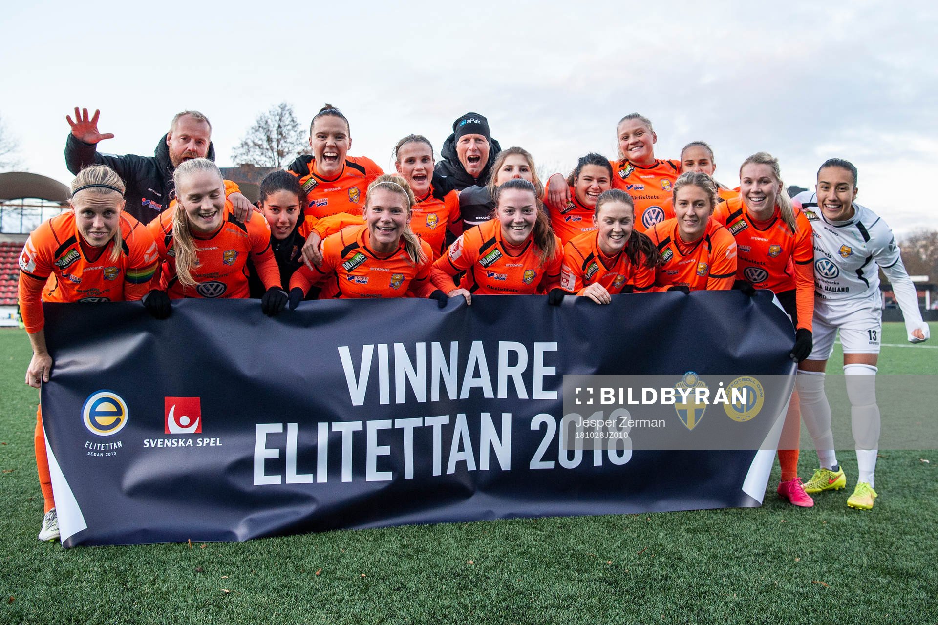 Kungsbackas spelare och ledare jublar