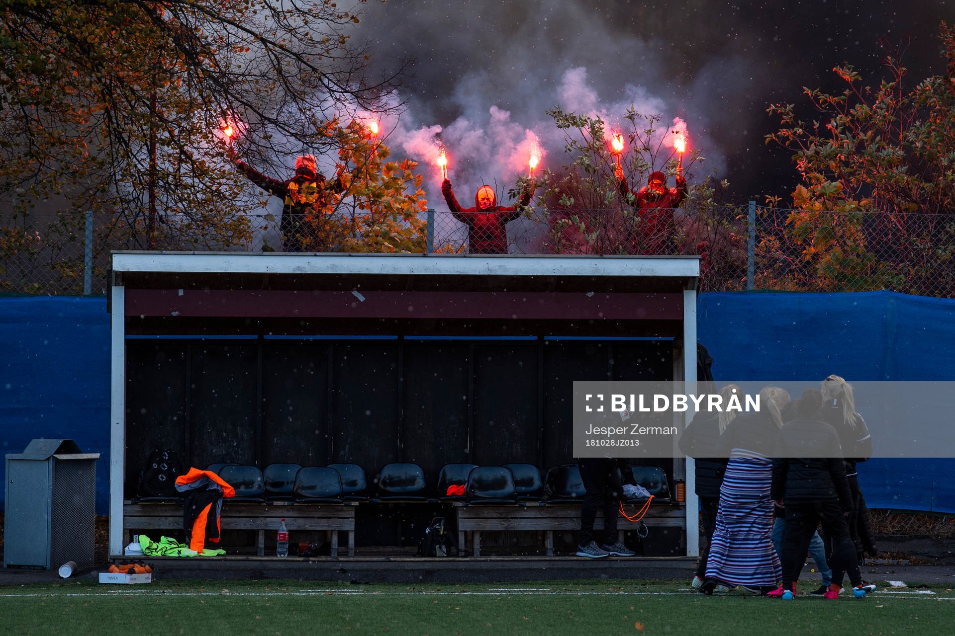 Kungsbackas spelare ser på när supportrar bränner
