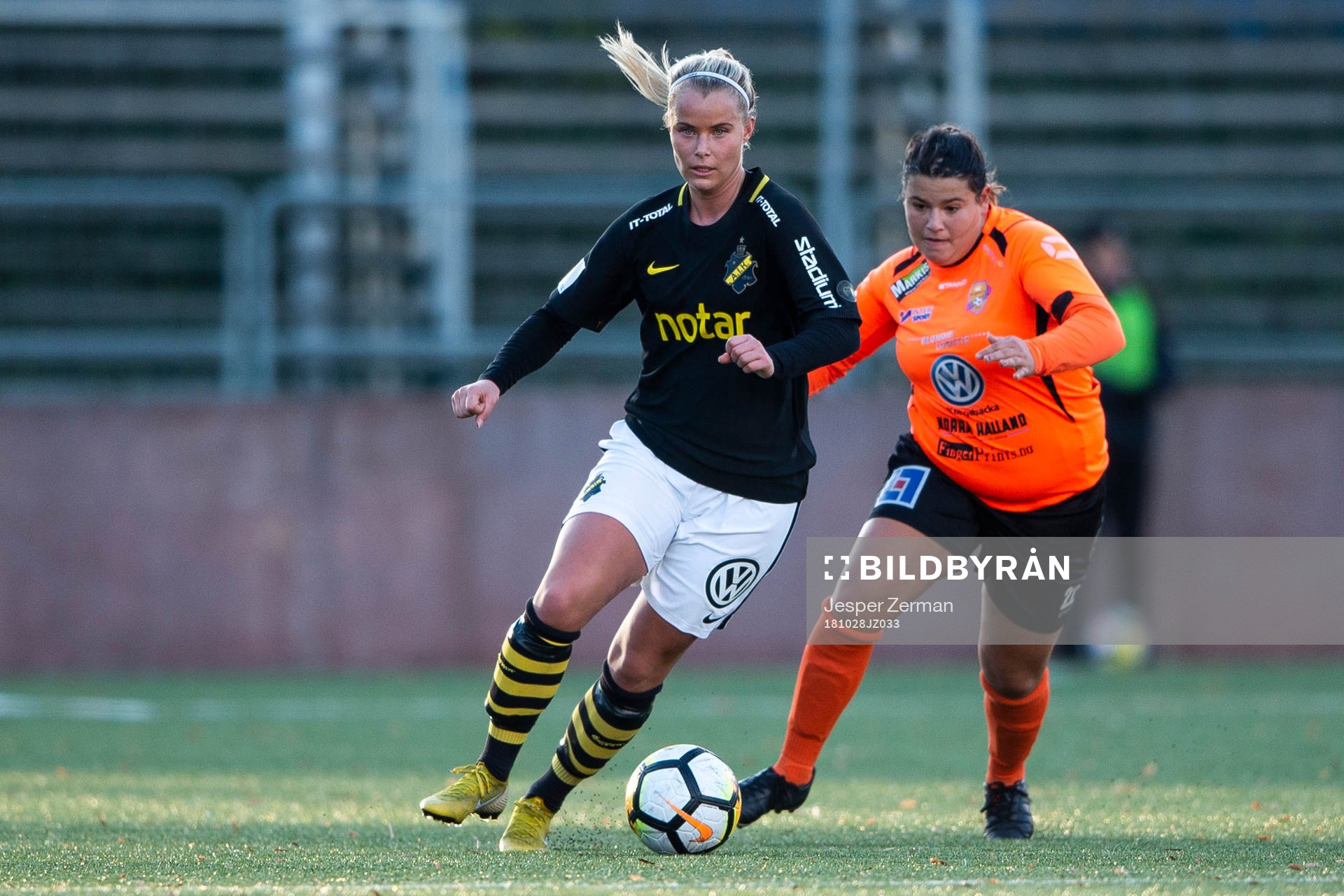 AIK:s Madeleine Stegius tätt jagad av Kungsbackas Rebecca Cameras under fotbollsmatchen i Elitettan mellan AIK och Kungsbacka den 28 oktober 2018 i Stockholm.