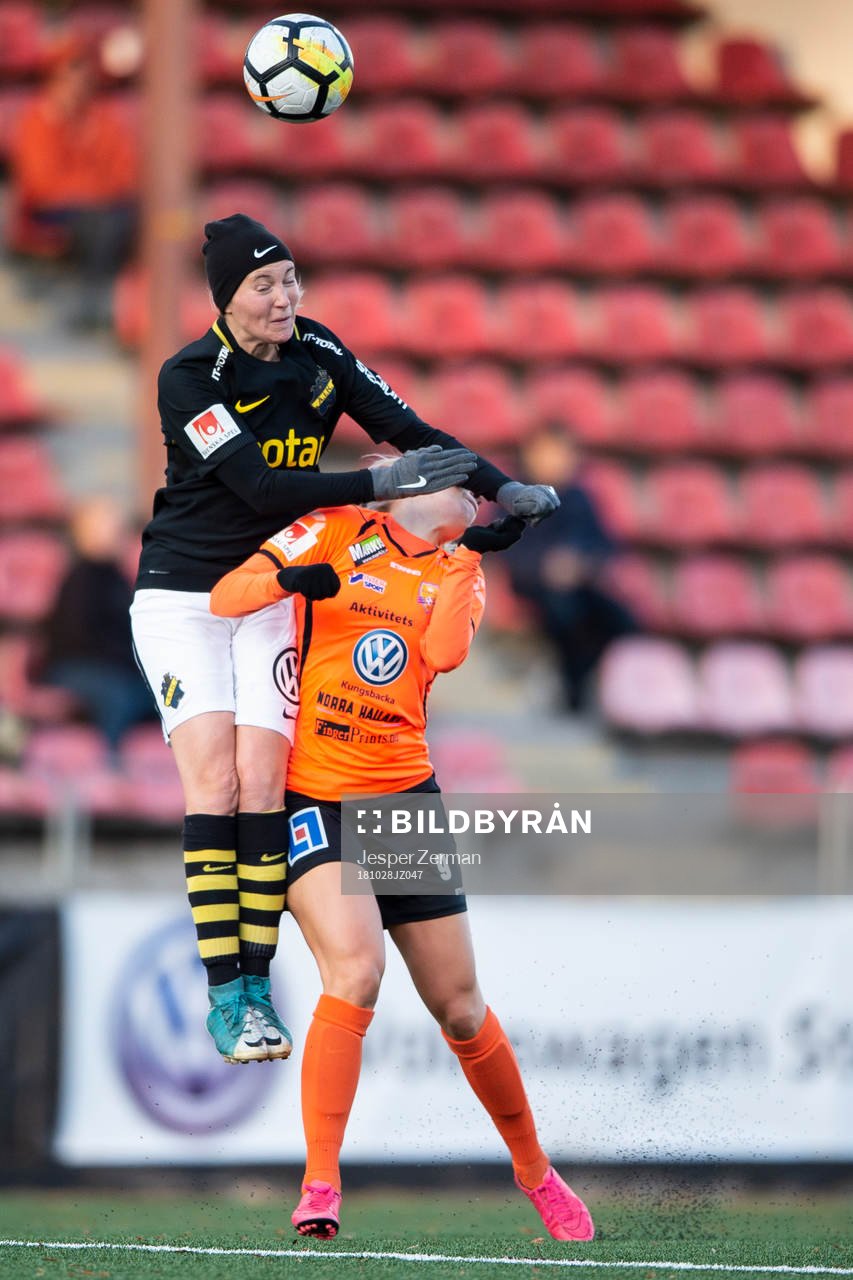AIK:s Linnéa Eriksson och Kungsbackas Mimmi Asperot i en duell under fotbollsmatchen i Elitettan mellan AIK och Kungsbacka den 28 oktober 2018 i Stockholm.