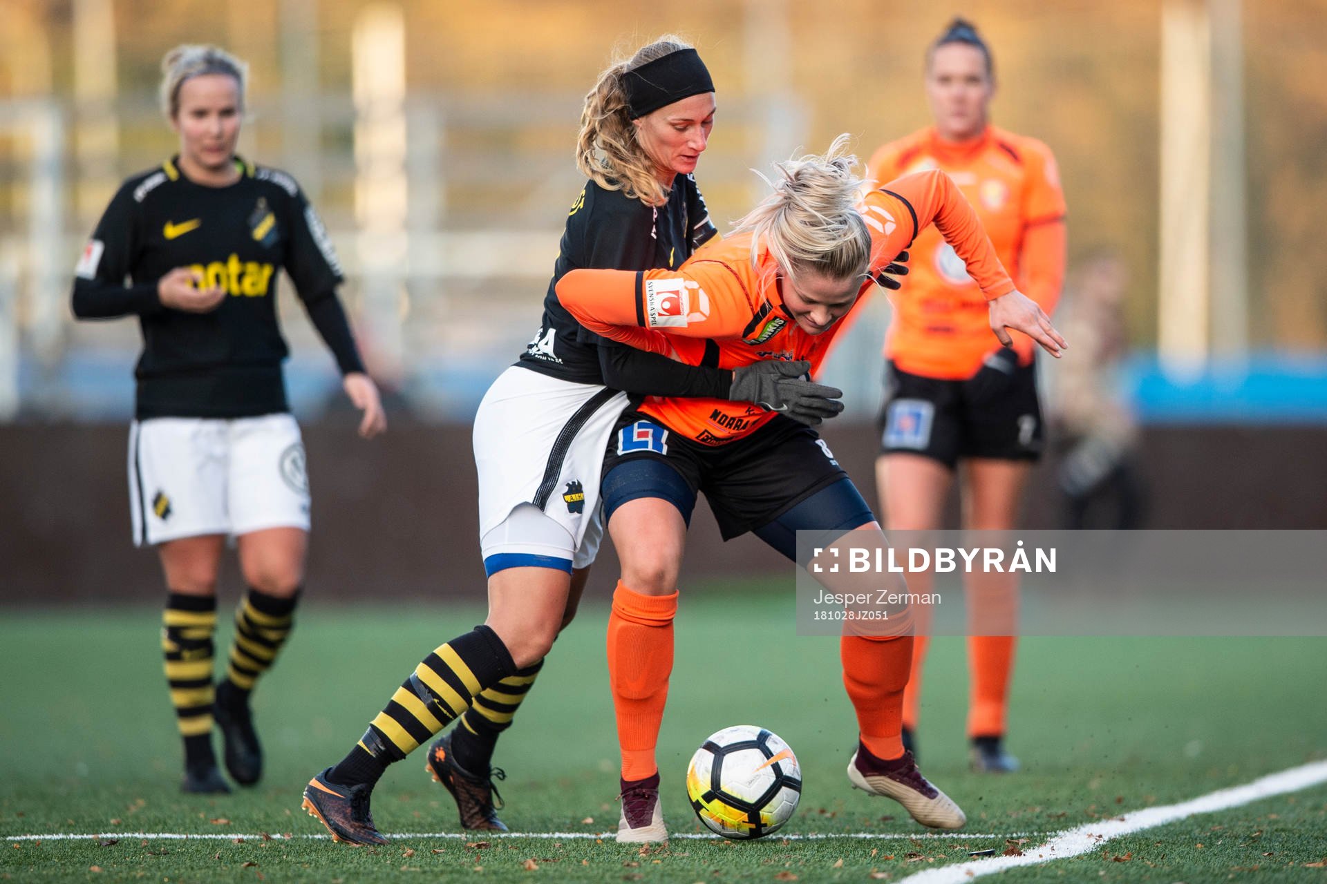 s Matilda Rosqvist och Kungsbackas Klara Folkesson i en