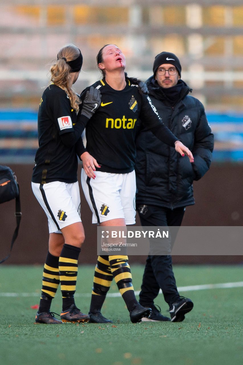 s Nicole Modin blöder från munnen