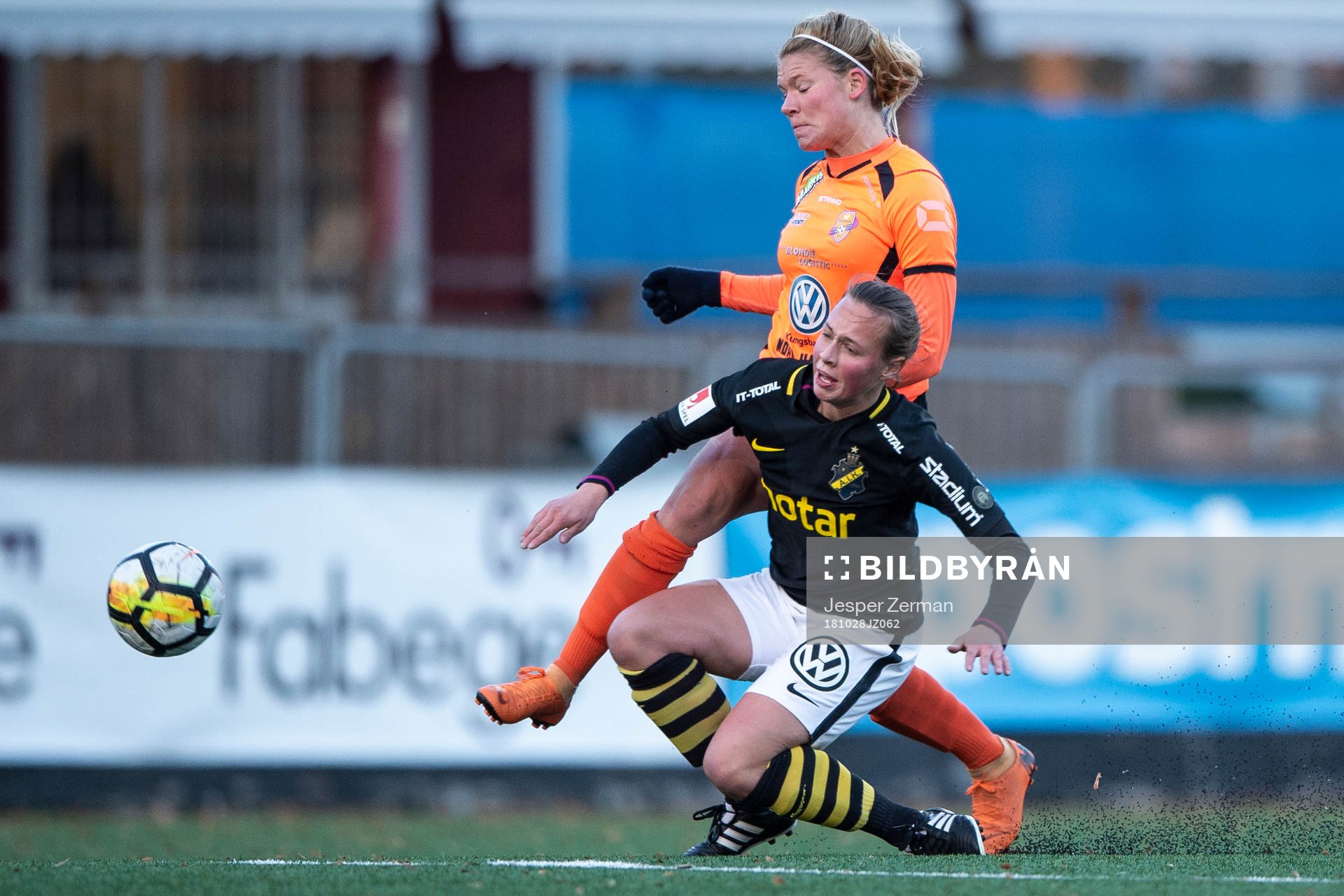 Kungsbackas Klara Rybrink tacklas av en AIK spelare under fotbollsmatchen i Elitettan mellan AIK och Kungsbacka den 28 oktober 2018 i Stockholm.