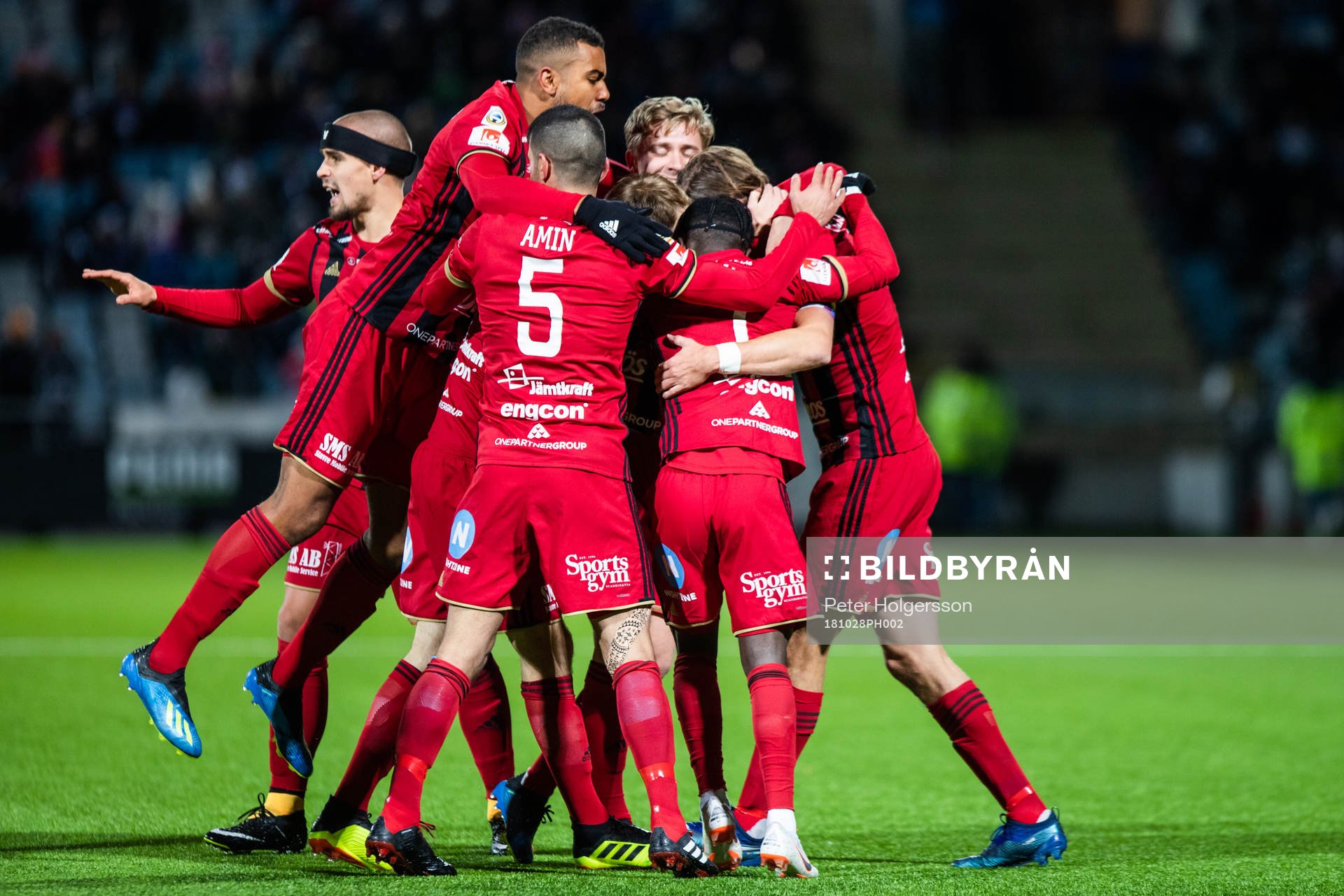 Östersunds Tom Pettersson (ej synlig) jublar med lagkamrater efter att han gjort 0-1-målet under fotbollsmatchen i Allsvenskan mellan Norrköping och Östersund den 28 oktober 2018 i Norrköping.