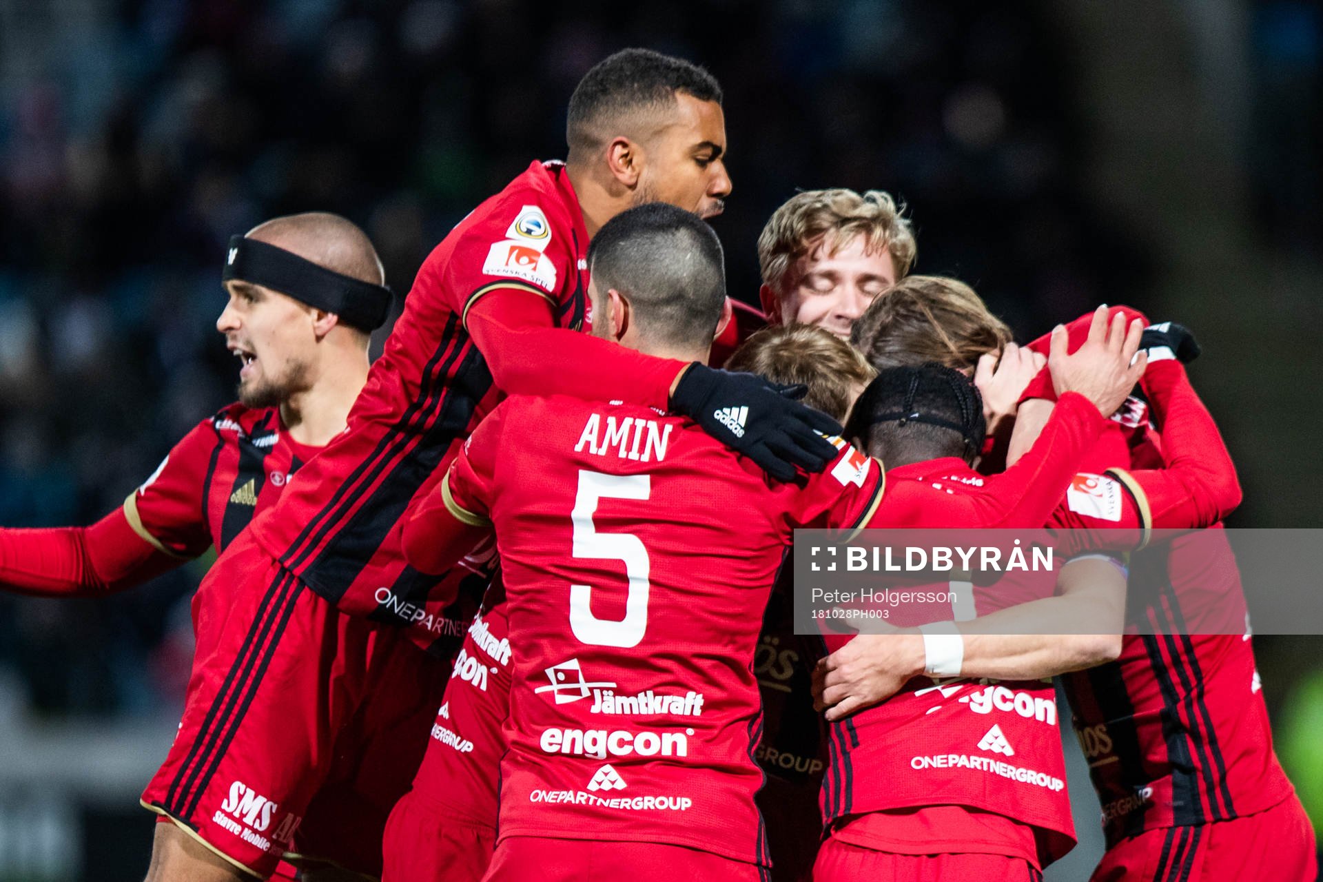 Östersunds Tom Pettersson (ej synlig) jublar med lagkamrater efter att han gjort 0-1-målet under fotbollsmatchen i Allsvenskan mellan Norrköping och Östersund den 28 oktober 2018 i Norrköping.