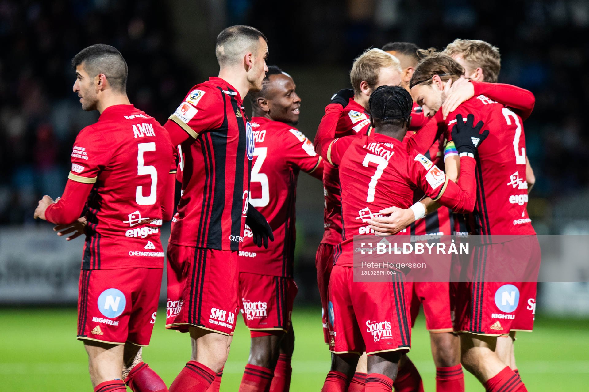 Östersunds Tom Pettersson (till höger) jublar med
