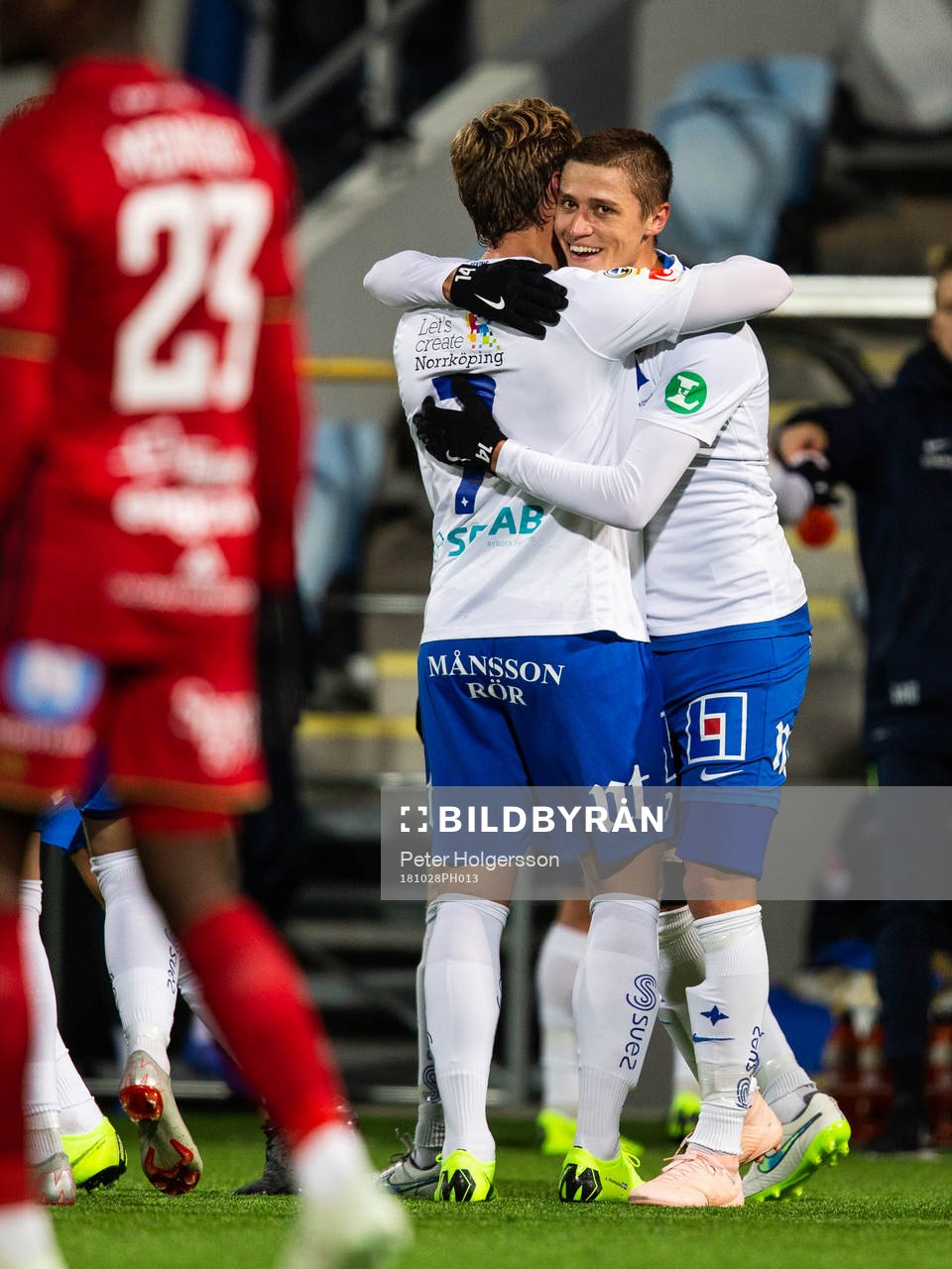 Norrköpings Simon Thern jublar med Alexander Fransson efter att Thern gjort 4-1-målet under fotbollsmatchen i Allsvenskan mellan Norrköping och Östersund den 28 oktober 2018 i Norrköping.