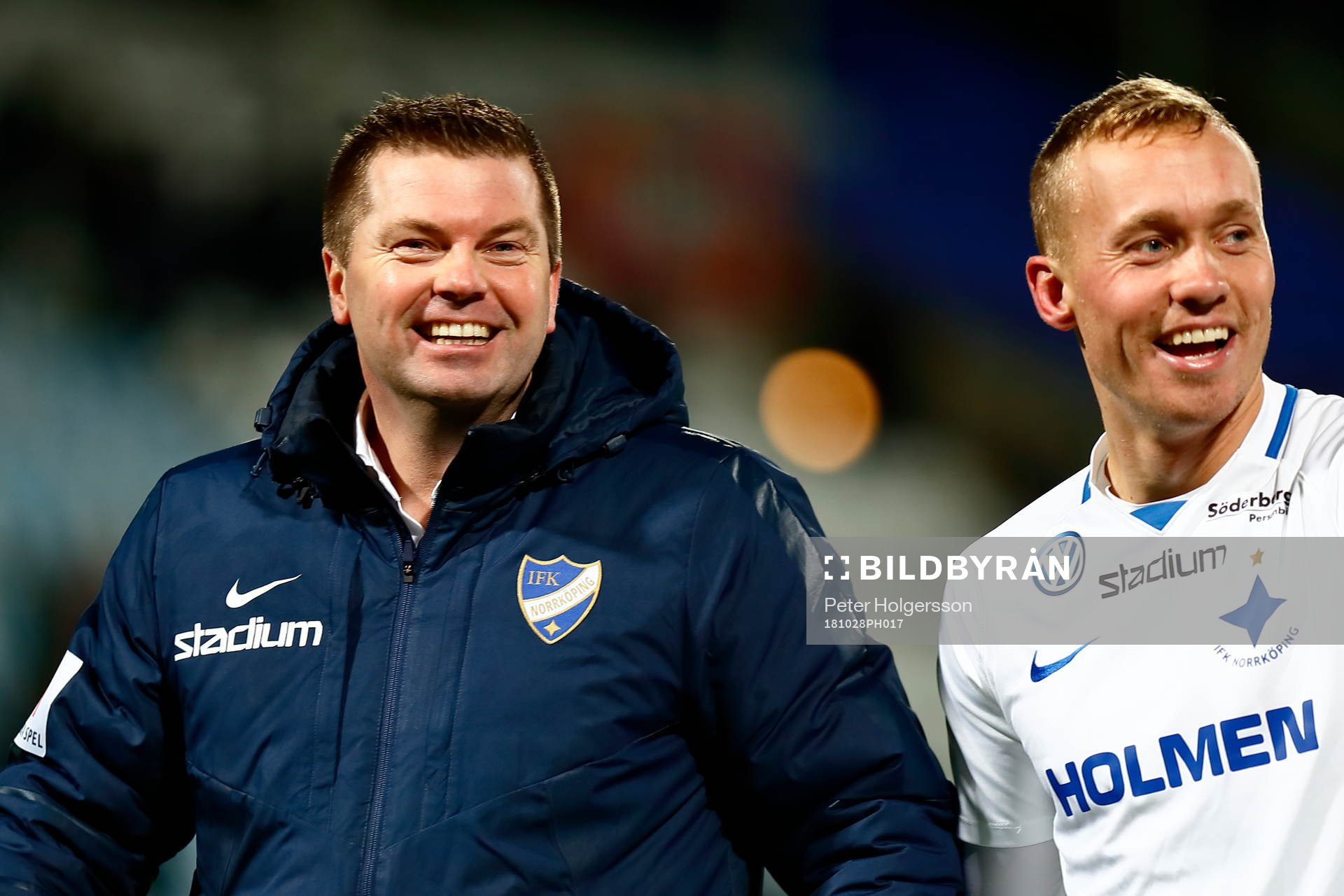 Norrköpings tränare Jens Gustafsson jublar intill