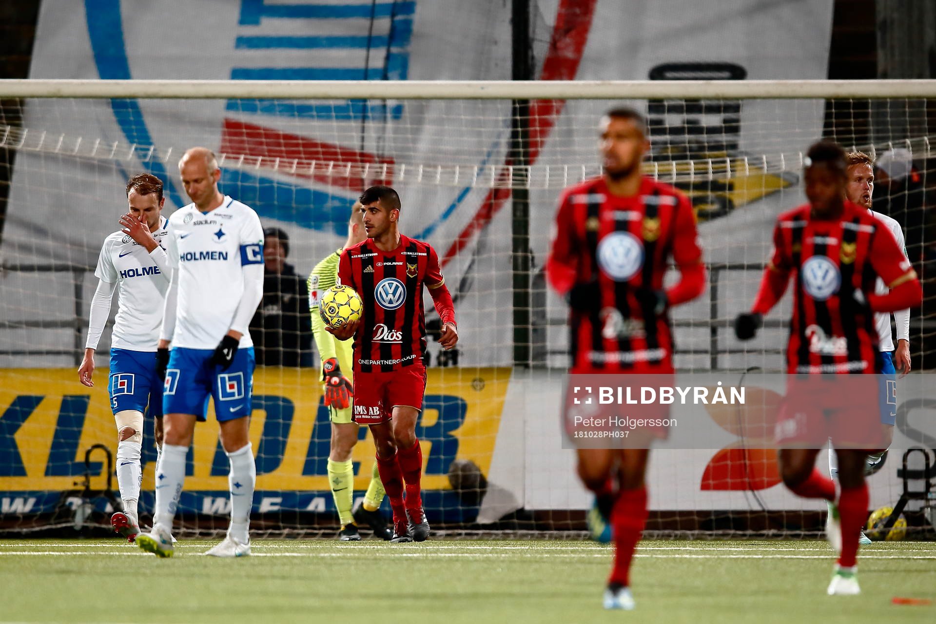 Östersunds Hosam Aiesh med bollen