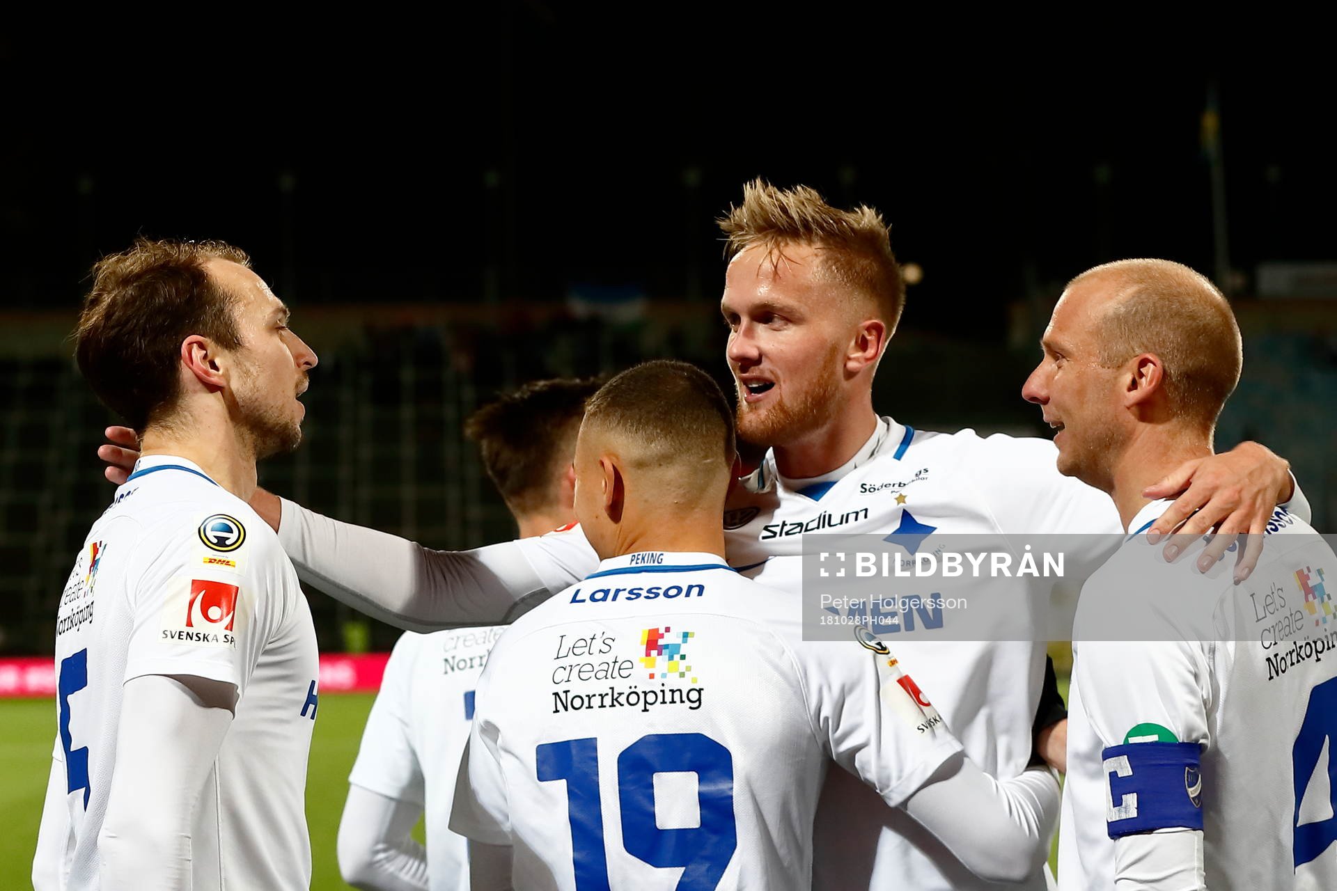 Norrköpings spelare med Kasper Larsen jublar