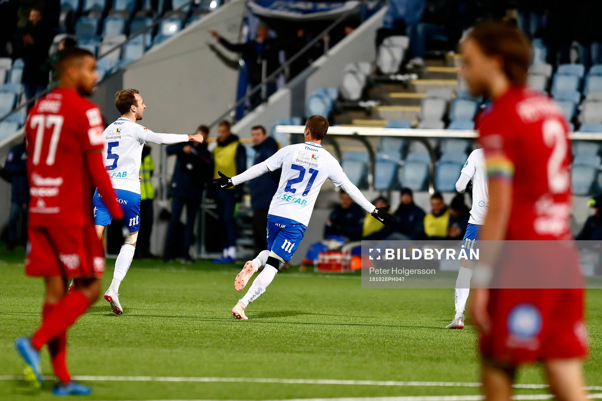 Östersunds Noah Sonko Sundberg och Tom Pettersson deppar