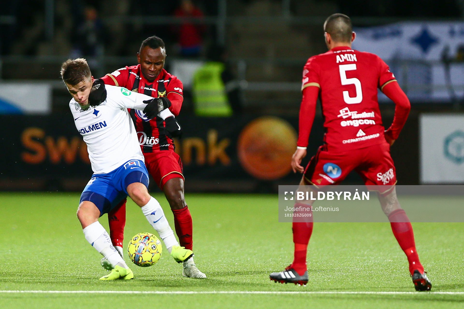 Norrköpings Simon Skrabb och Östersunds Samuel Laryea Mensiro i kamp om bollen under fotbollsmatchen i Allsvenskan mellan Norrköping och Östersund den 28 oktober 2018 i Norrköping.