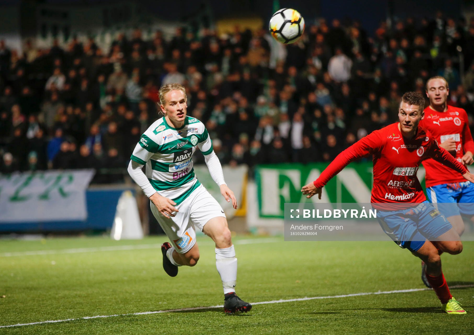 Västerås Douglas Karberg i kamp om bollen med Nyköpings Samuel Kroonunder fotbollsmatchen i division 1 norra mellan Västerås SK och Nyköping den 28 oktober 2018 i Västerås.