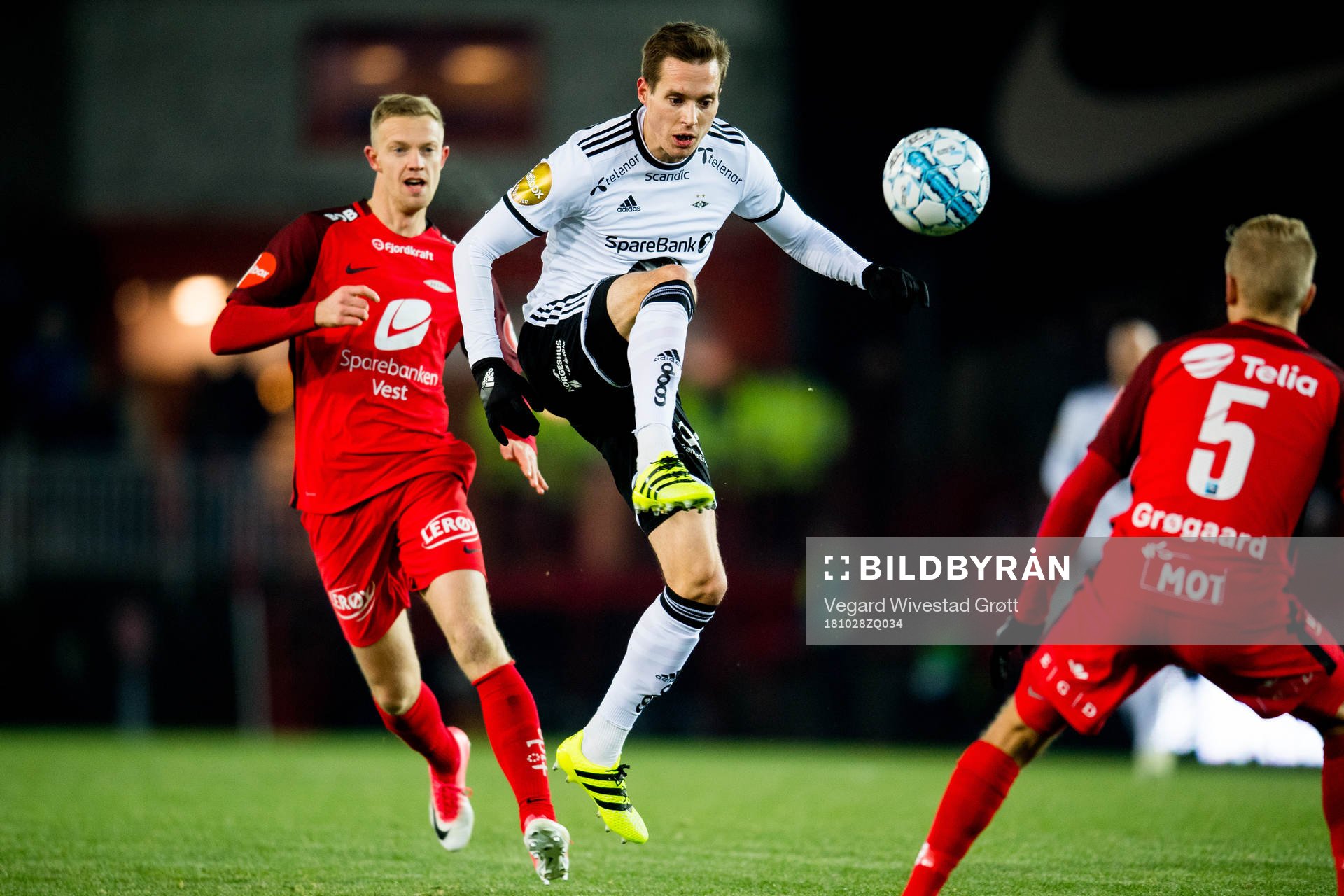 Peter Orry Larsen of Brann and Anders Konradsen of Rosenborg