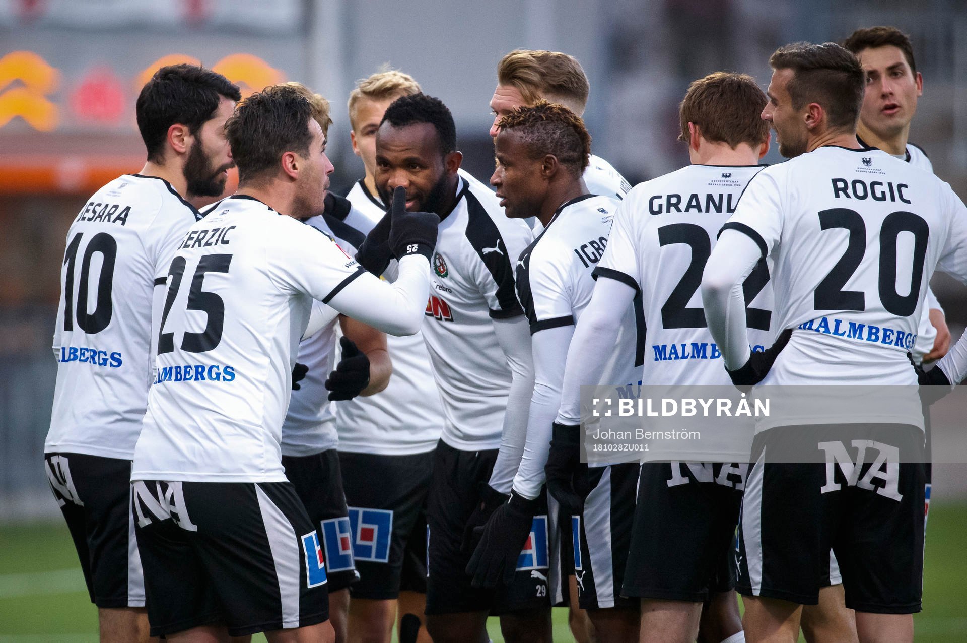 Jubel hos Örebrospelarna vid 1-1 målet