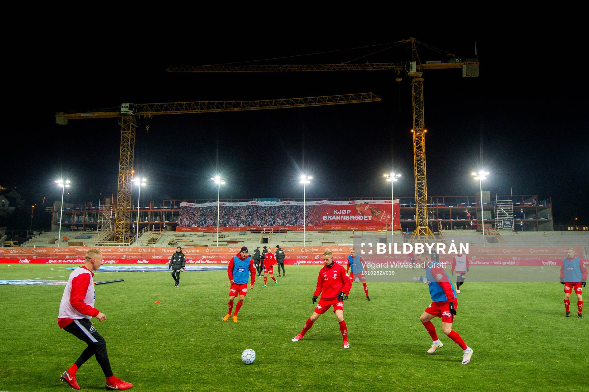 Peter Orry Larsen and the players of Brann warm up