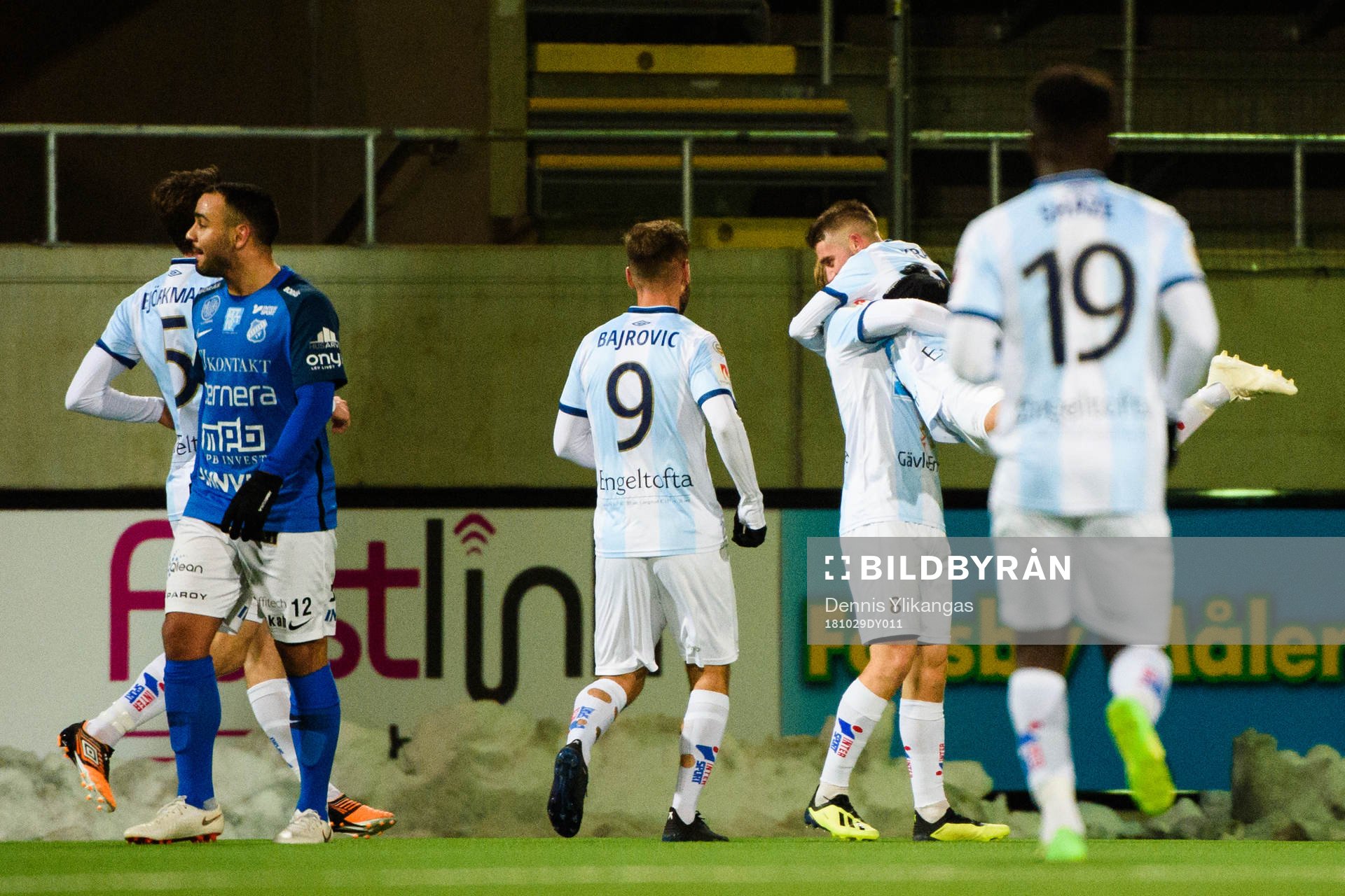 Gefles Jacob Ortmark jublar med lagkamrater
