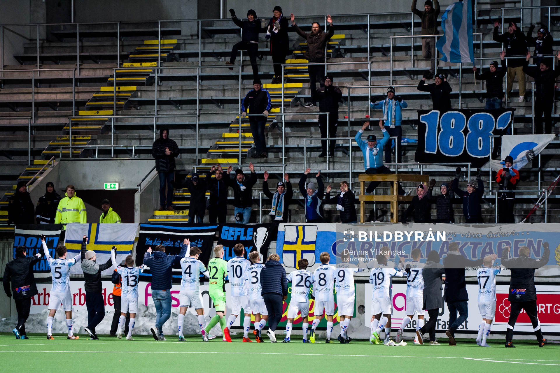 Gefle jublar med fansen efter vinsten i fotbollsmatchen i Superettan mellan Gefle och Norrby den 29 Oktober 2018 i Stockholm.
