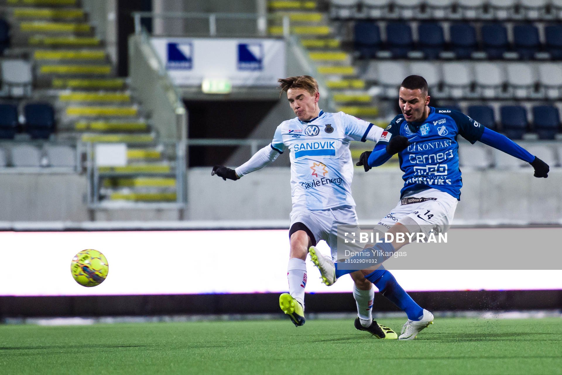 Norrbys Abdelrahman Saidi med ett skott och Gefles Jacob Ortmark under fotbollsmatchen i Superettan mellan Gefle och Norrbyden 29 Oktober 2018 i Stockholm.