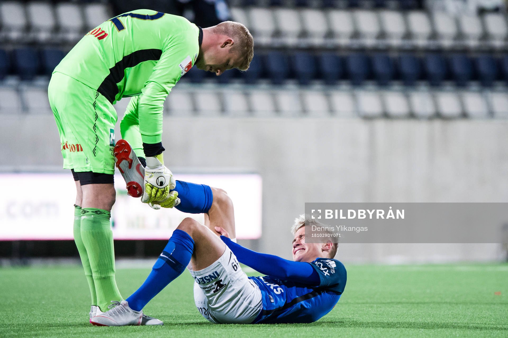 Norrbys Pontus Almqvist har ont och får hjälp av Gefles