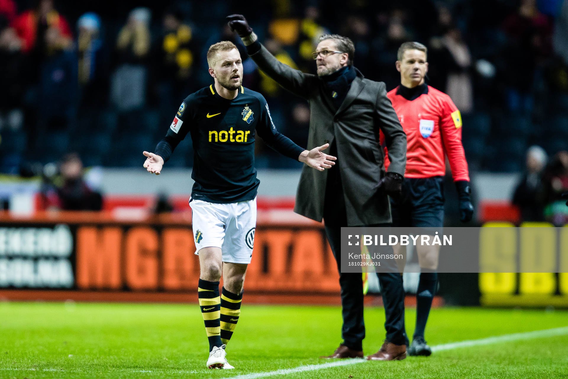 s Sebastian Larsson blir utvisad