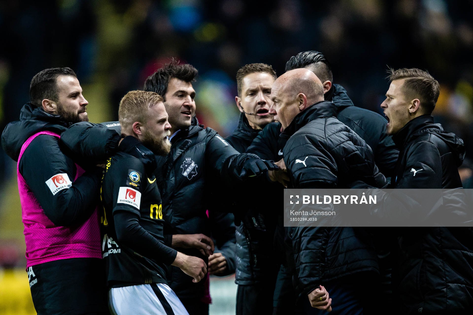 s Daniel Sundgren och målvakttränare Kyriakos