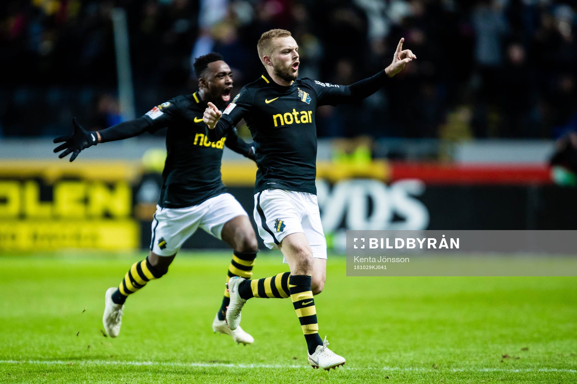 s Sebastian Larsson jublar med Heradi Rashidi