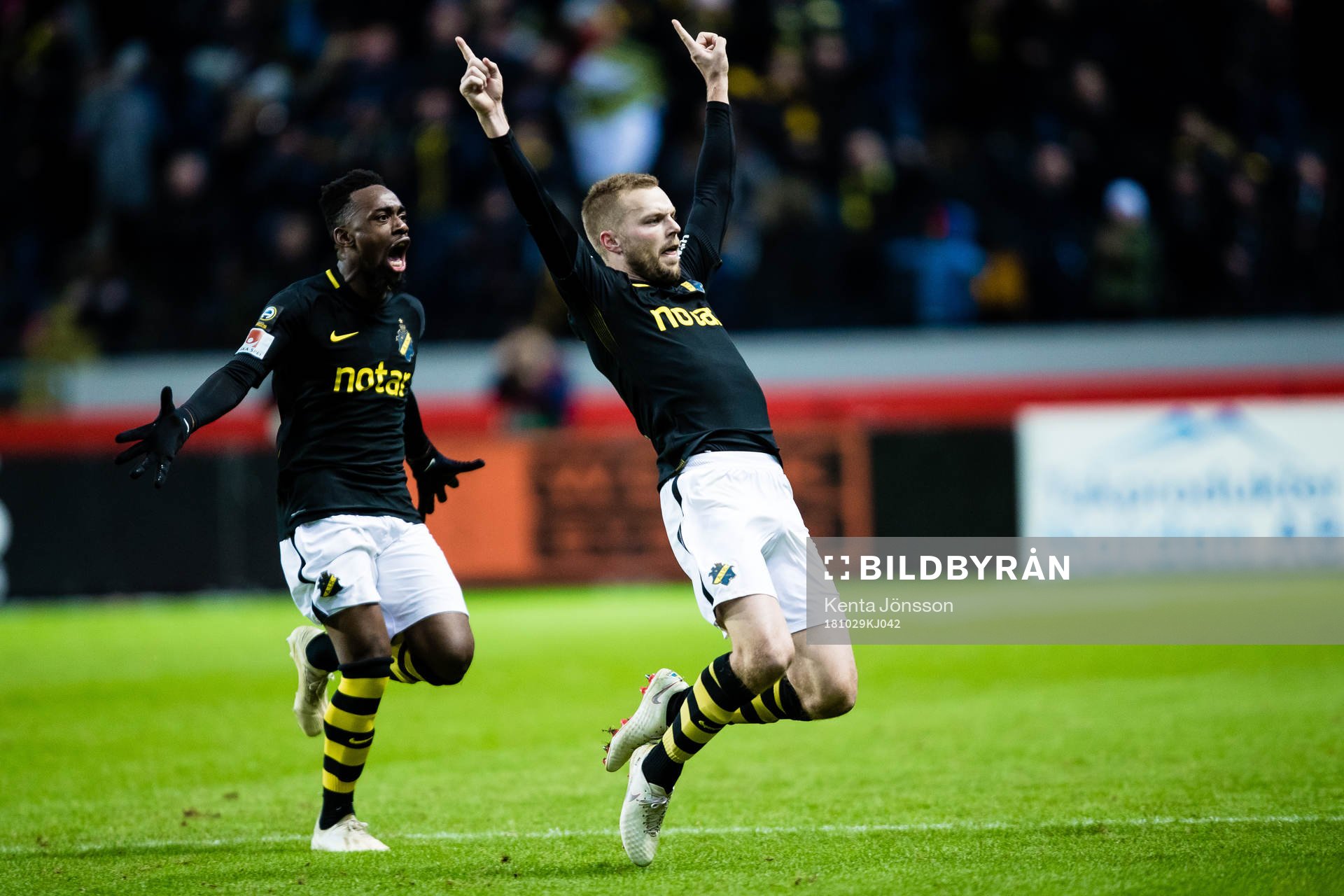 s Sebastian Larsson jublar med Heradi Rashidi