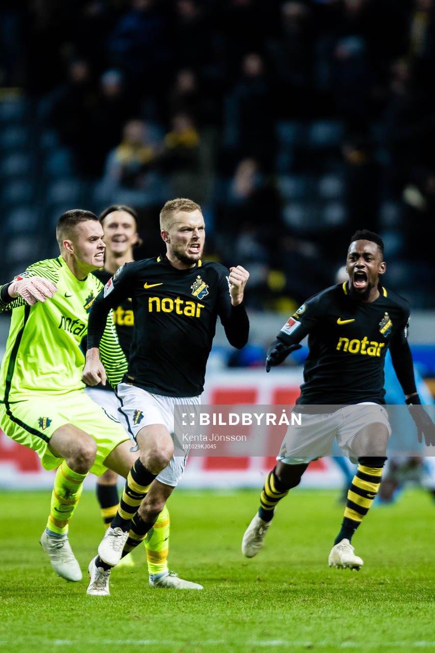 AIK:s Sebastian Larsson jublar med målvakt Oscar Linnér och Heradi Rashidi efter 1-1 på en frispark under fotbollsmatchen i Allsvenskan mellan AIK och Malmö FF den 29 Oktober 2018 i Stockholm.