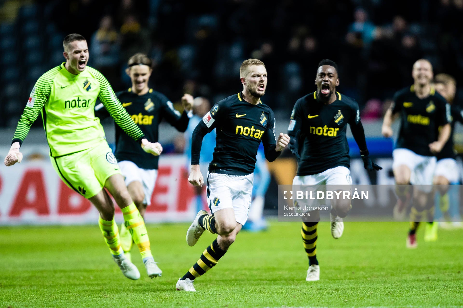 AIK:s Sebastian Larsson jublar med Heradi Rashidi och målvakt Oscar Linnér  efter 1-1 under fotbollsmatchen i Allsvenskan mellan AIK och Malmö FF den 29 Oktober 2018 i Stockholm. 