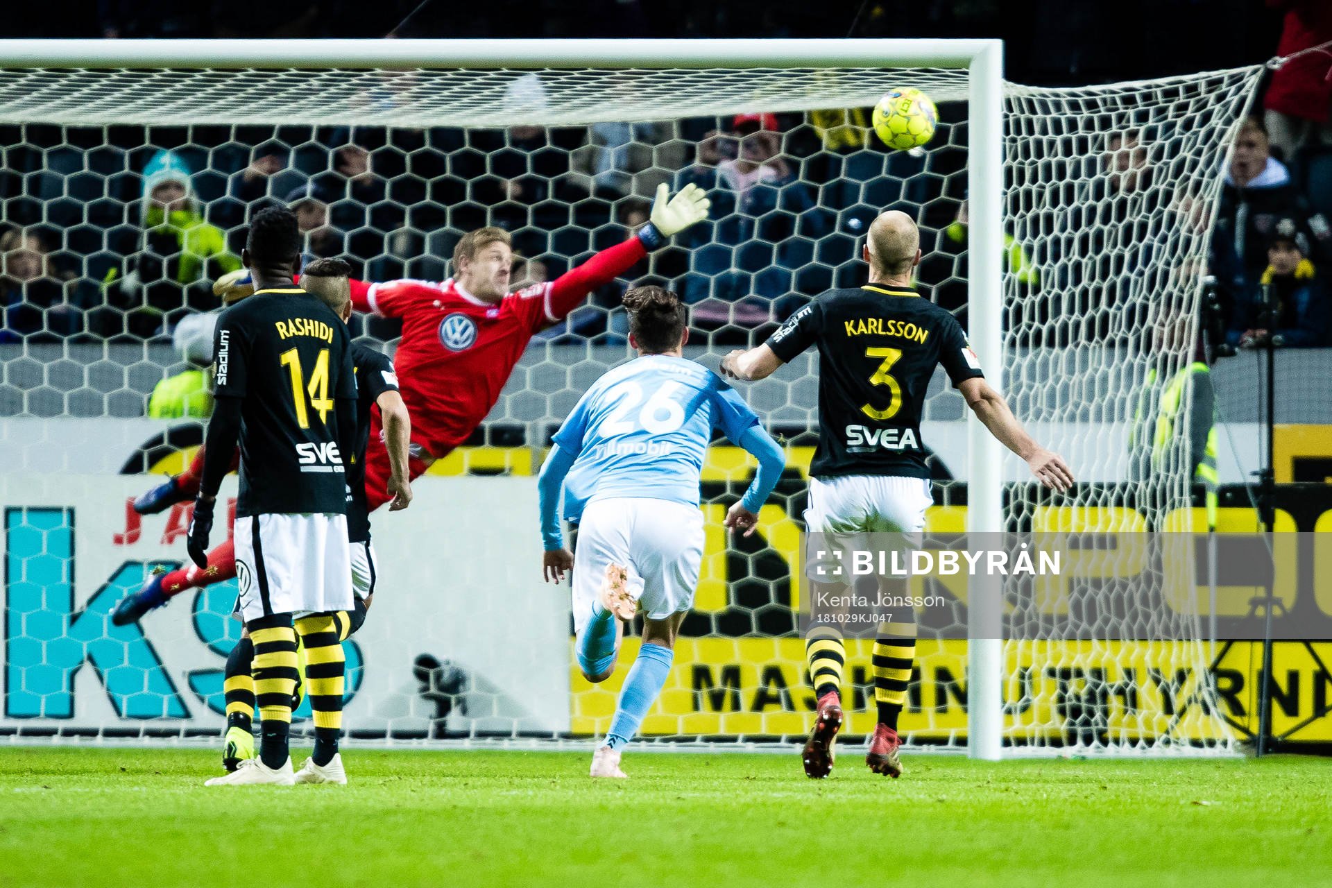 s Sebastian Larsson gör 1-1 på en frispark