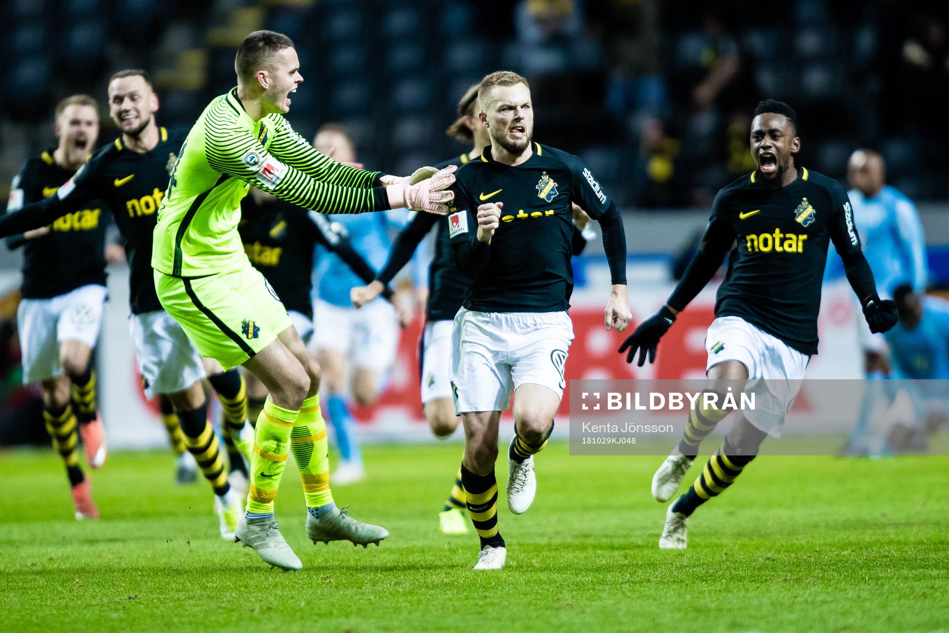 s Sebastian Larsson jublar med Heradi Rashidi och målvakt