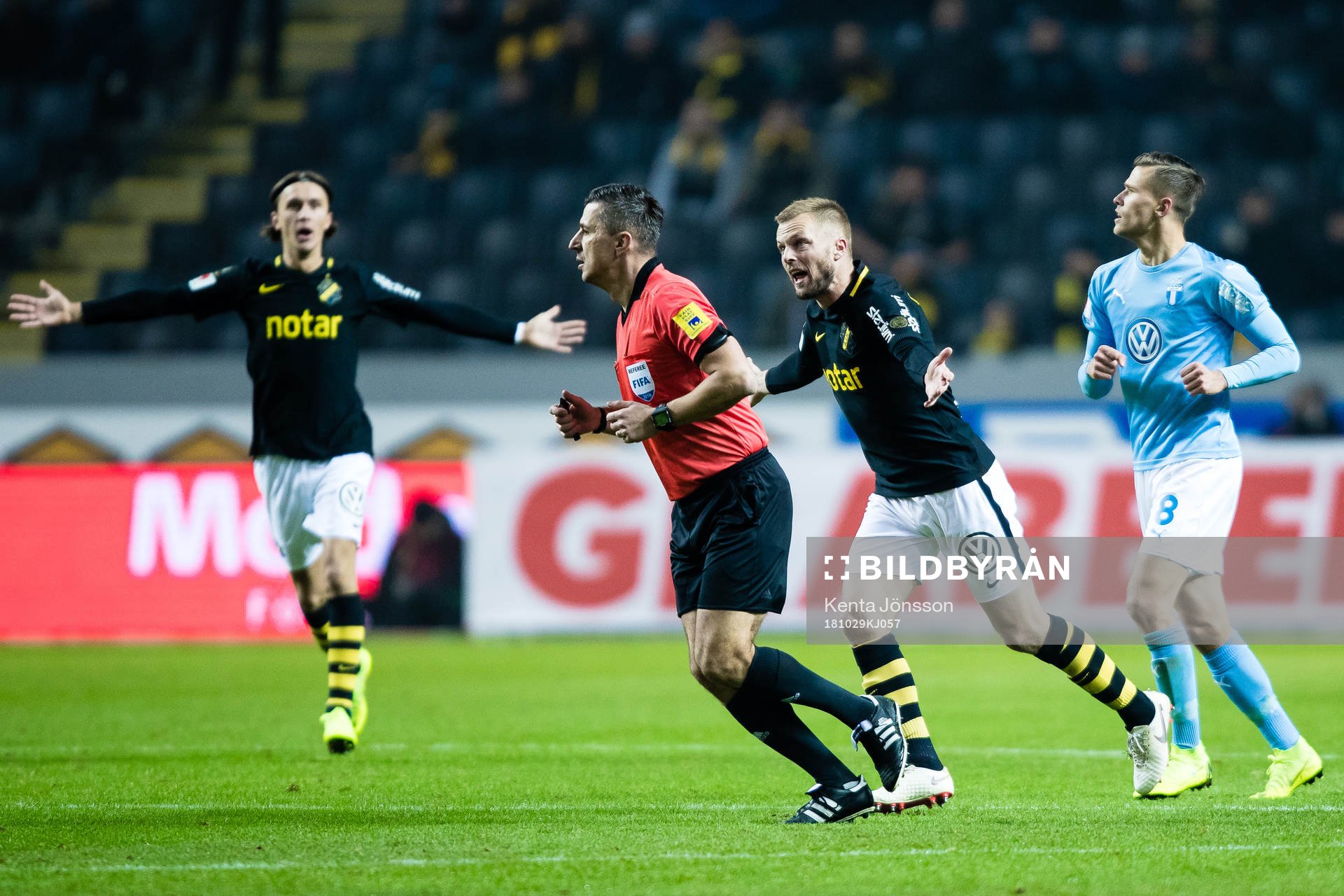 s Sebastian Larsson protesterar bredvid domare Bojan Pandzic