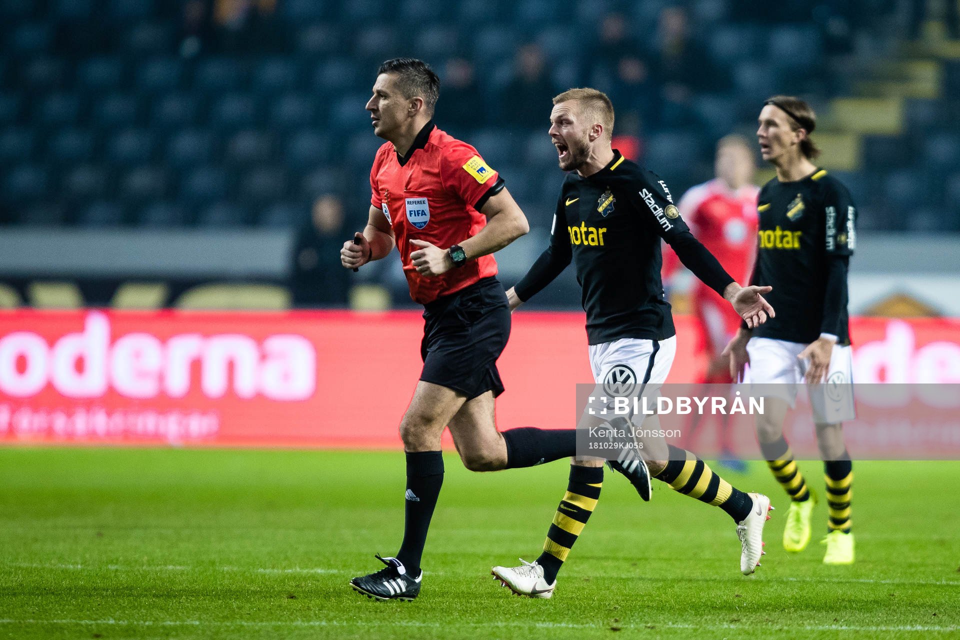 s Sebastian Larsson protesterar bredvid domare Bojan Pandzic