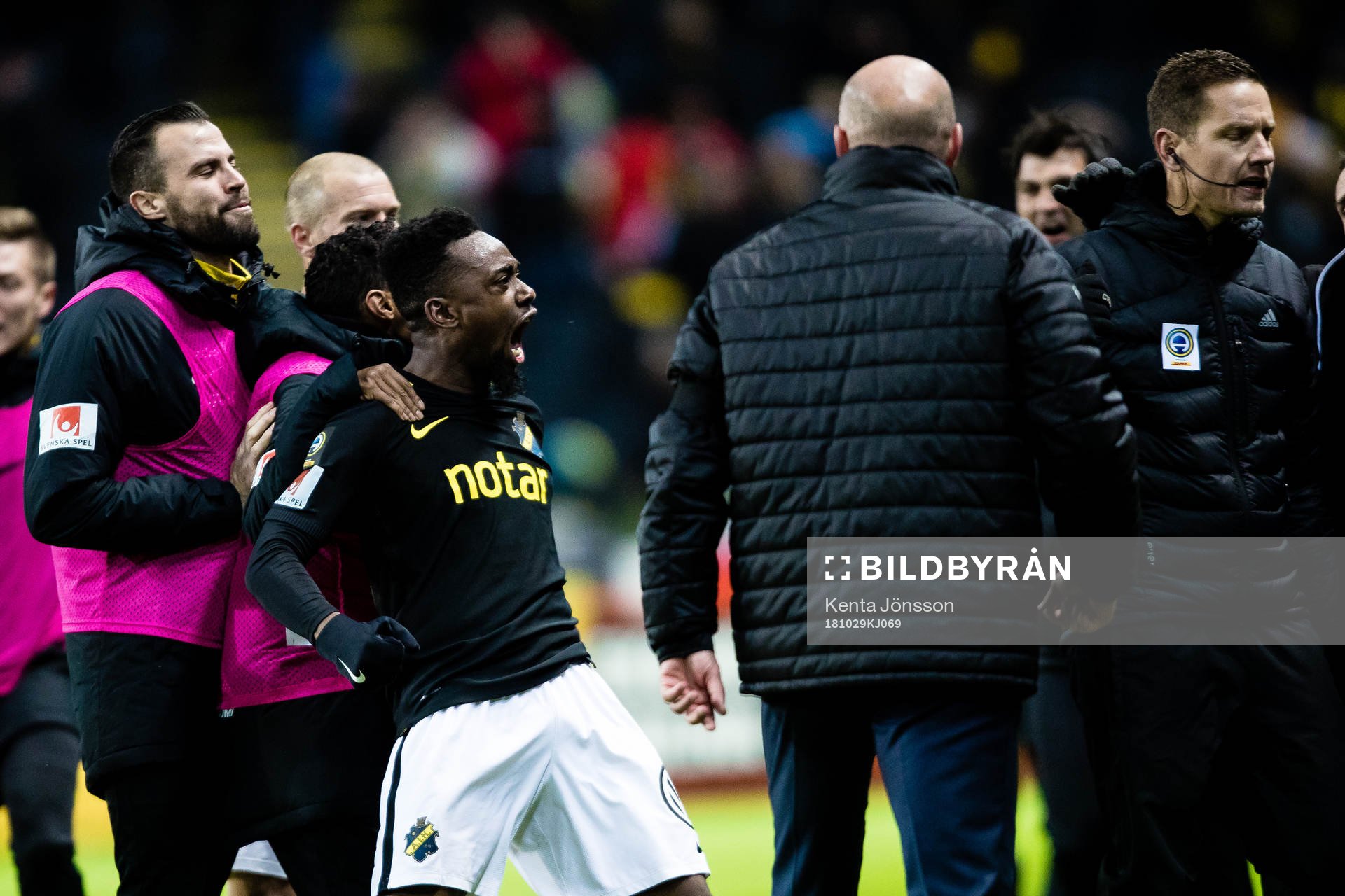 s Heradi Rashidi , Per Karlsson  och Daniel Sundgren jublar