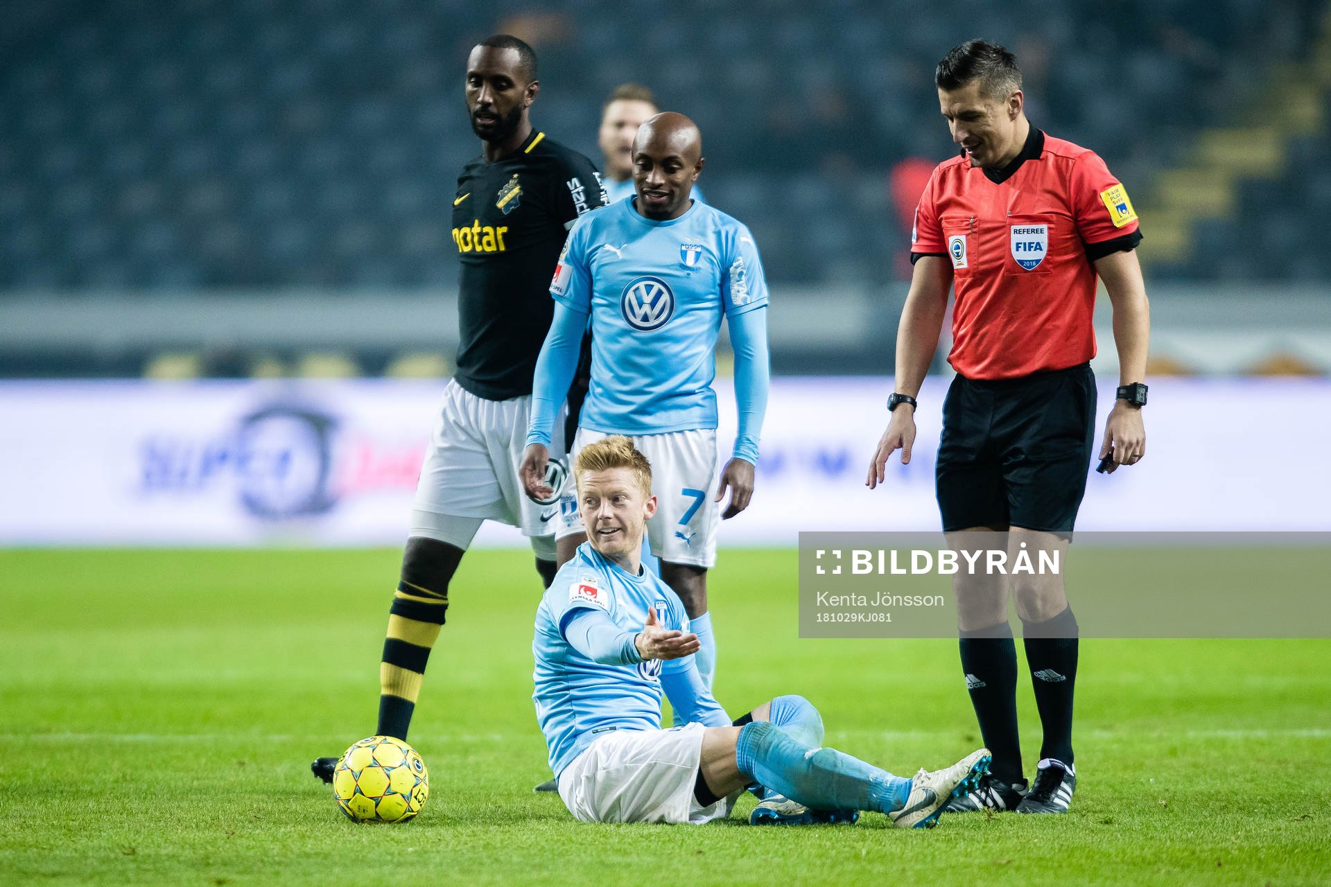 Malmö FFs Anders Christiansen slår ut med armen