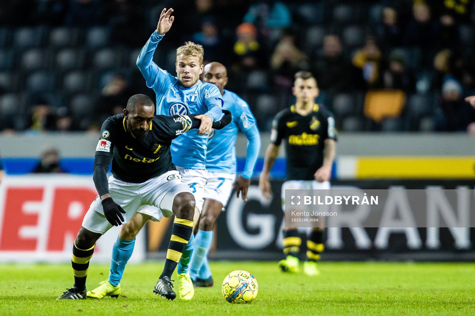 s Henok Goitom i kamp om bollen med Malmö FFs Oscar Lewicki