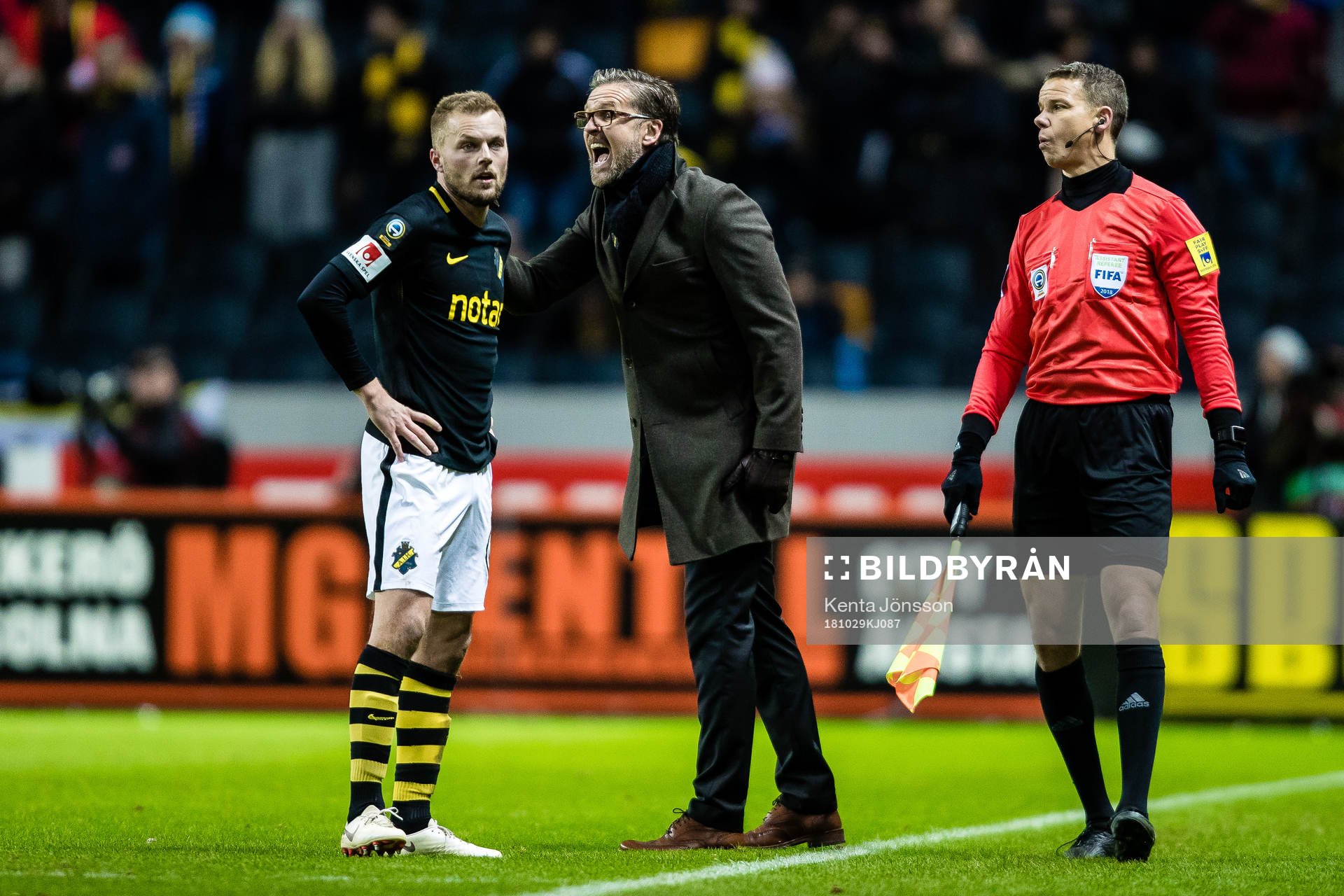 s tränare Rikard Norling reagerar