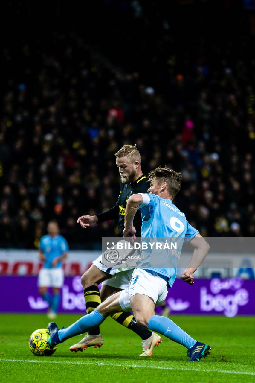 AIK:s Daniel Sundgren i kamp om bollen med Malmö FFs Markus Rosenberg under fotbollsmatchen i Allsvenskan mellan AIK och Malmö FF den 29 Oktober 2018 i Stockholm. 