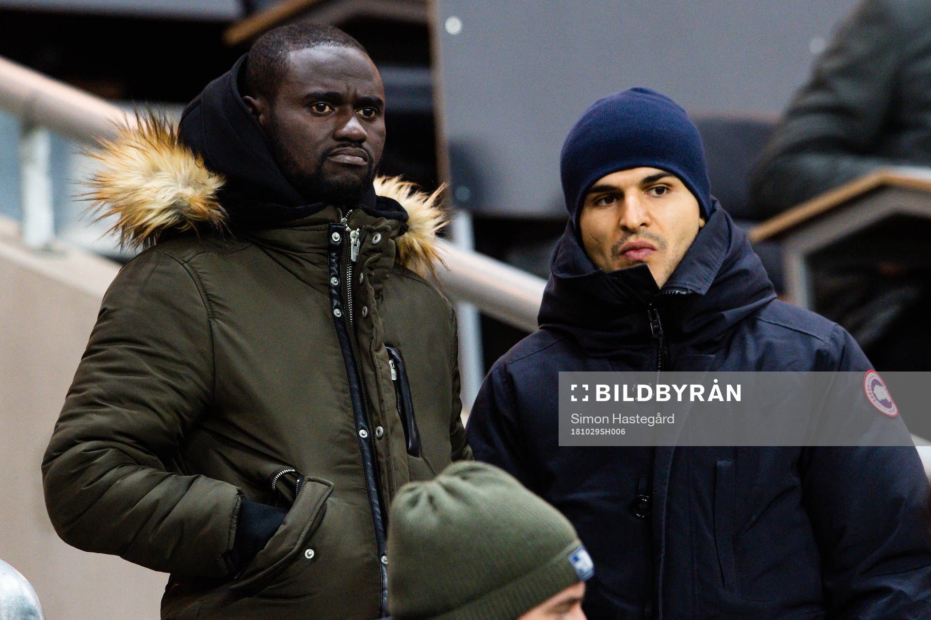 s Enoch Kofi Adu och Tarik Elyounoussi på läktaren