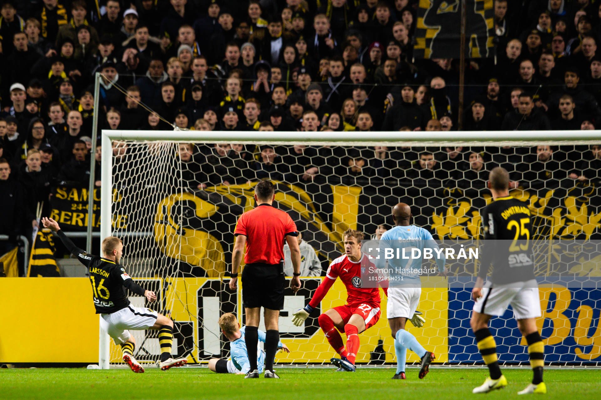 s Sebastian Larsson med målchans på Malmö FFs målvakt