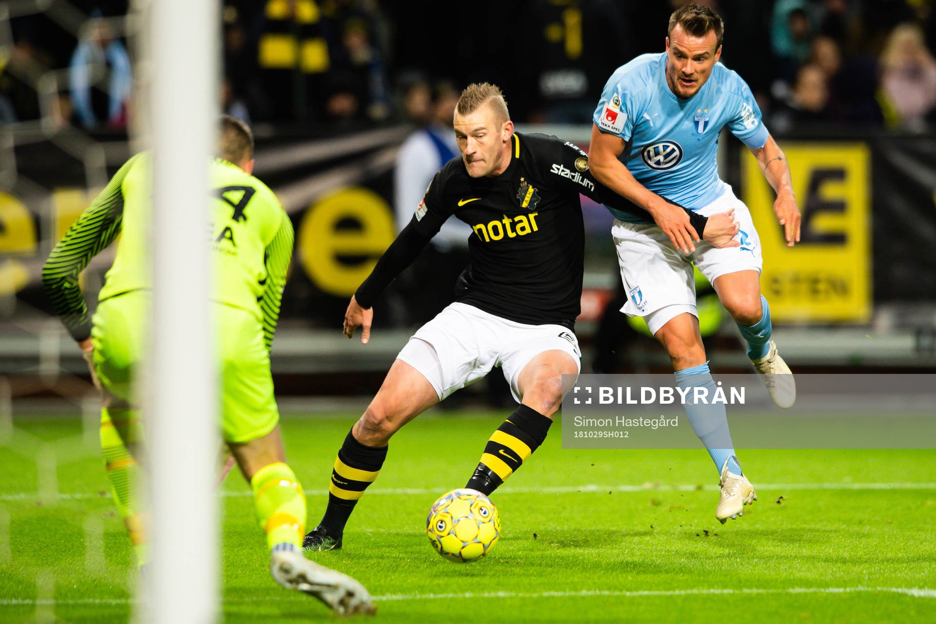 s Robin Jansson försvarar mot Malmö FFs Eric Larsson