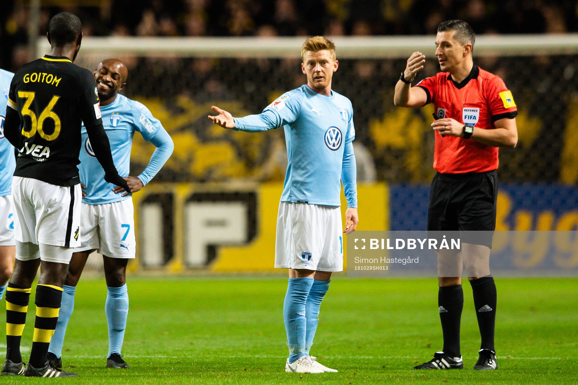 Malmö FFs Anders Christiansen reagerar på ett domslut