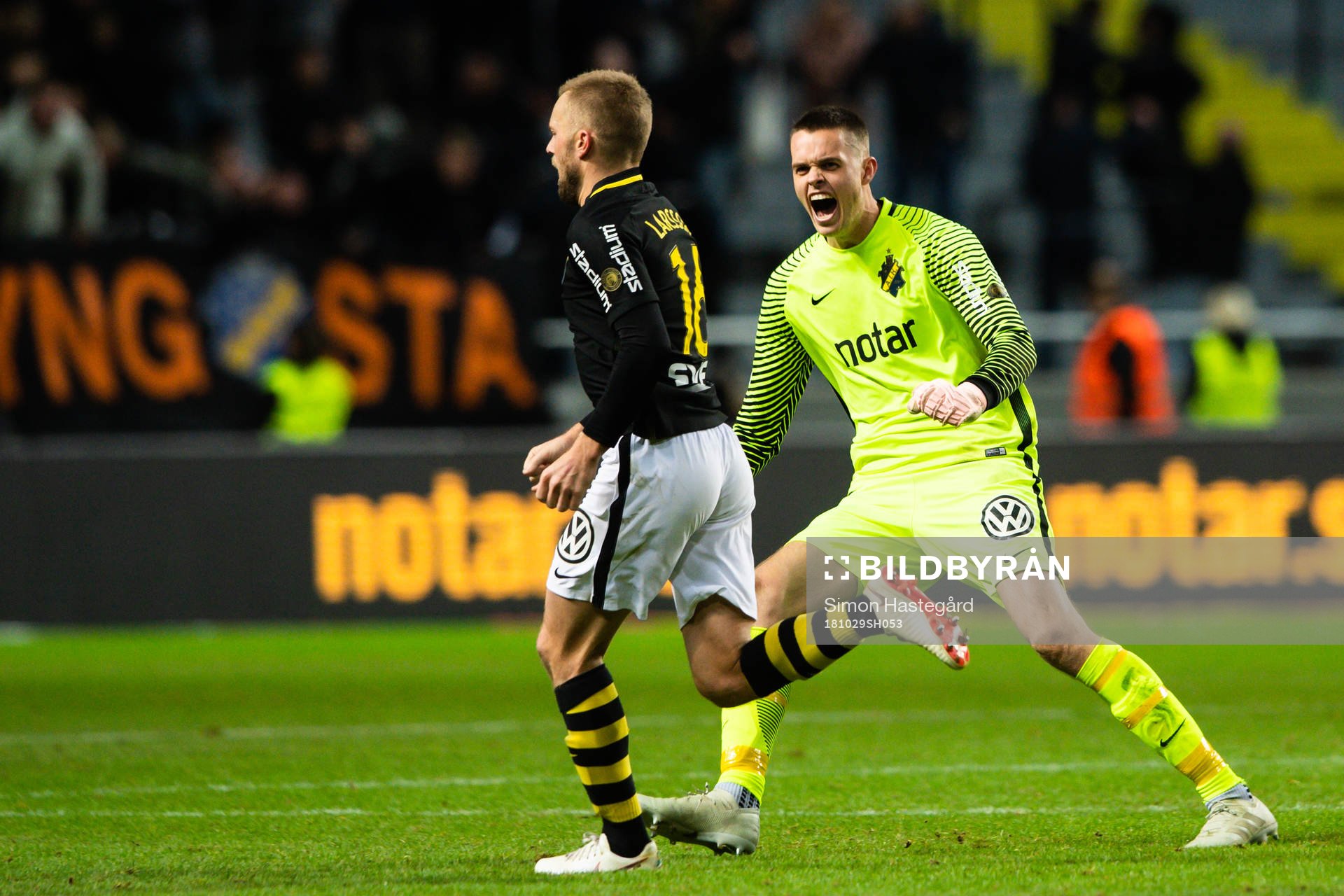 s Sebastian Larsson och målvakt Oscar Linnér jublar