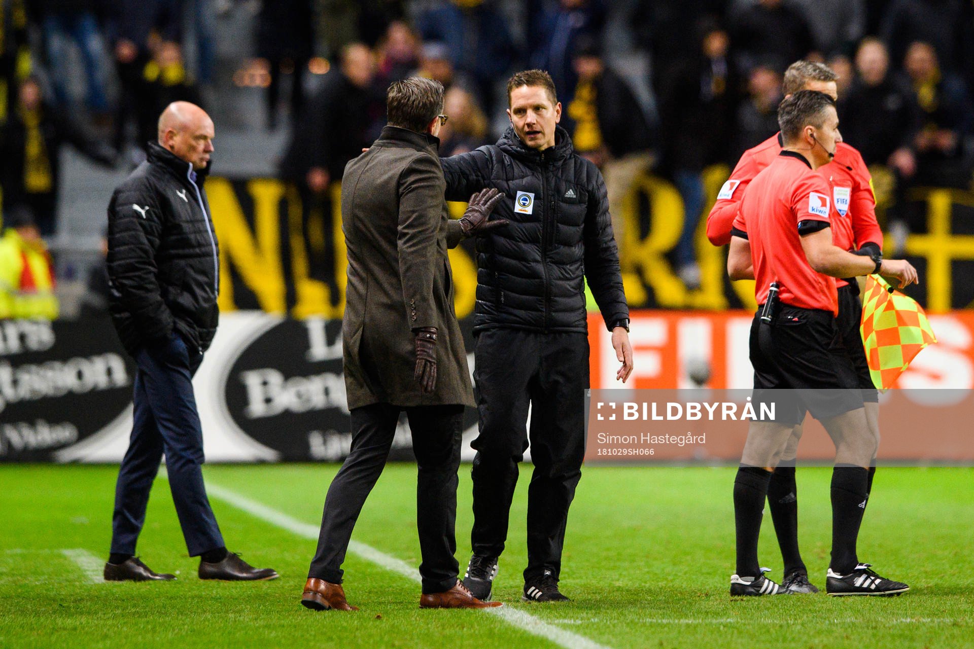 Fjärdedomare Martin Strömbergsson i samtal med AIK:s tränare Rikard Norling under fotbollsmatchen i Allsvenskan mellan AIK och Malmö FF den 29 oktober 2018 i Stockholm.