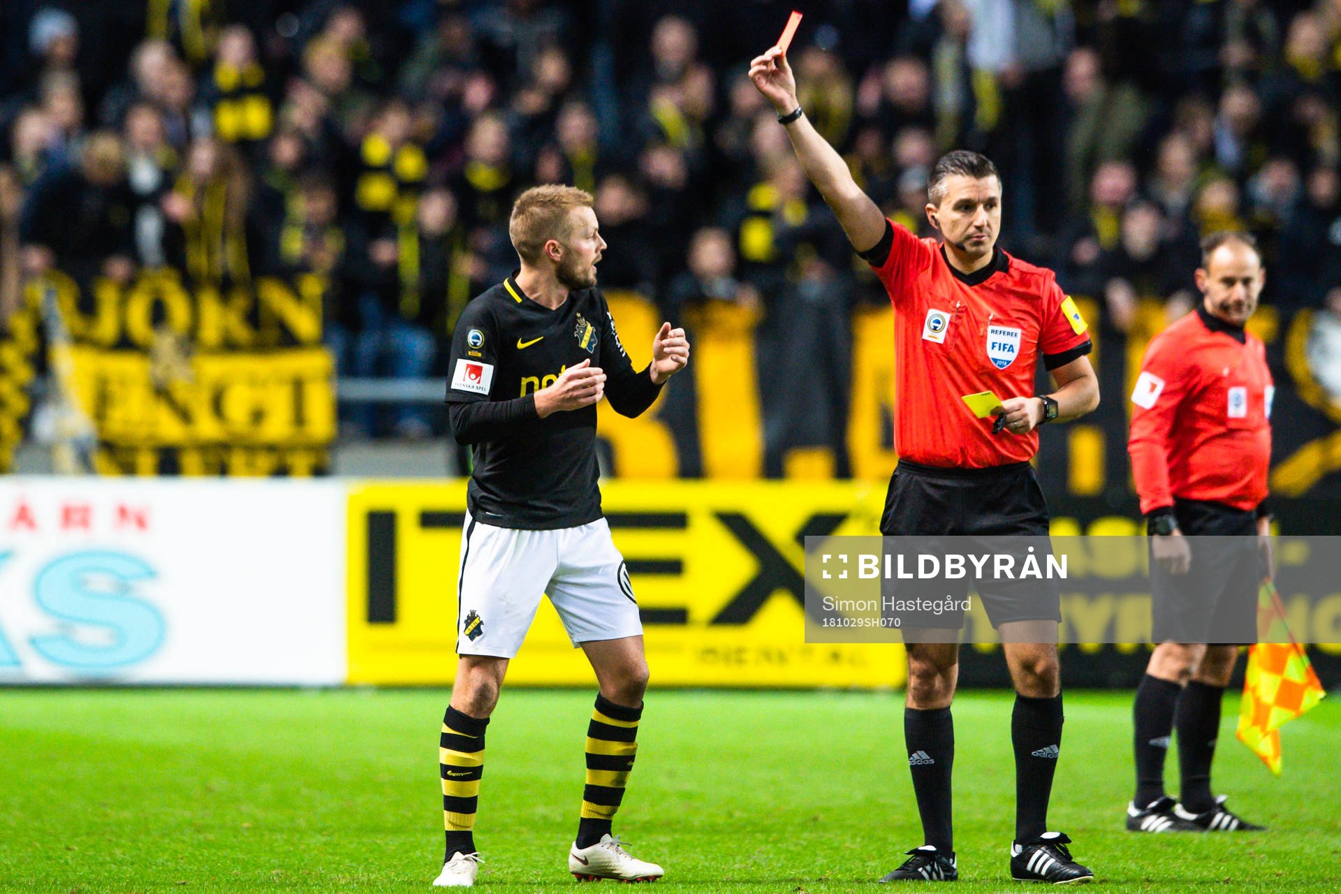 s Sebastian Larsson får rött kort