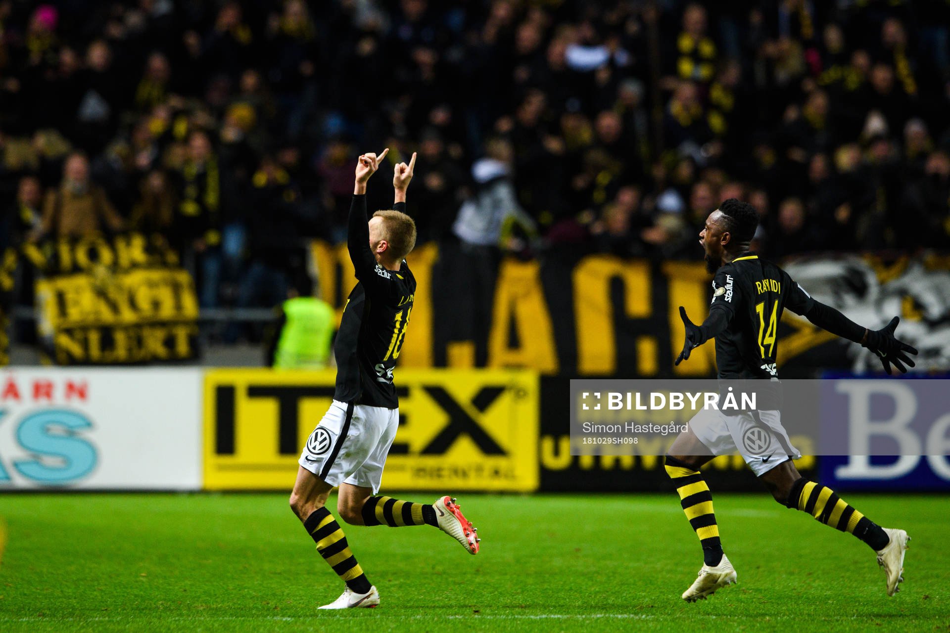 s Sebastian Larsson och Heradi Rashidi jublar
