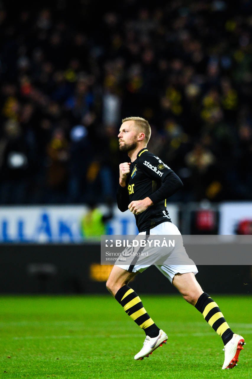 AIK:s Sebastian Larsson jublar efter 1-1 under fotbollsmatchen i Allsvenskan mellan AIK och Malmö FF den 29 oktober 2018 i Stockholm.