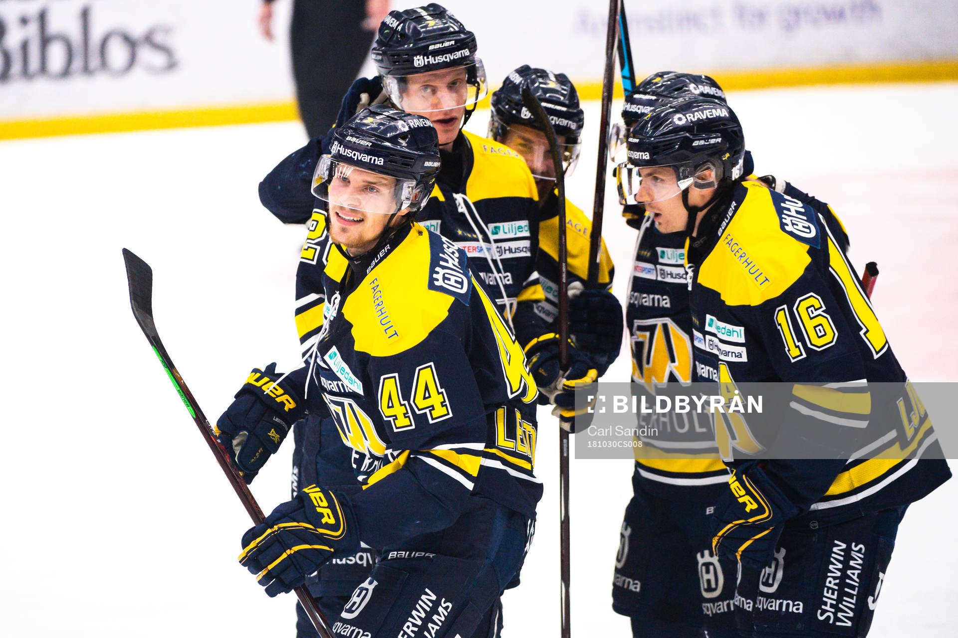 s Mikko Lehtonen jublar med lagkamrater