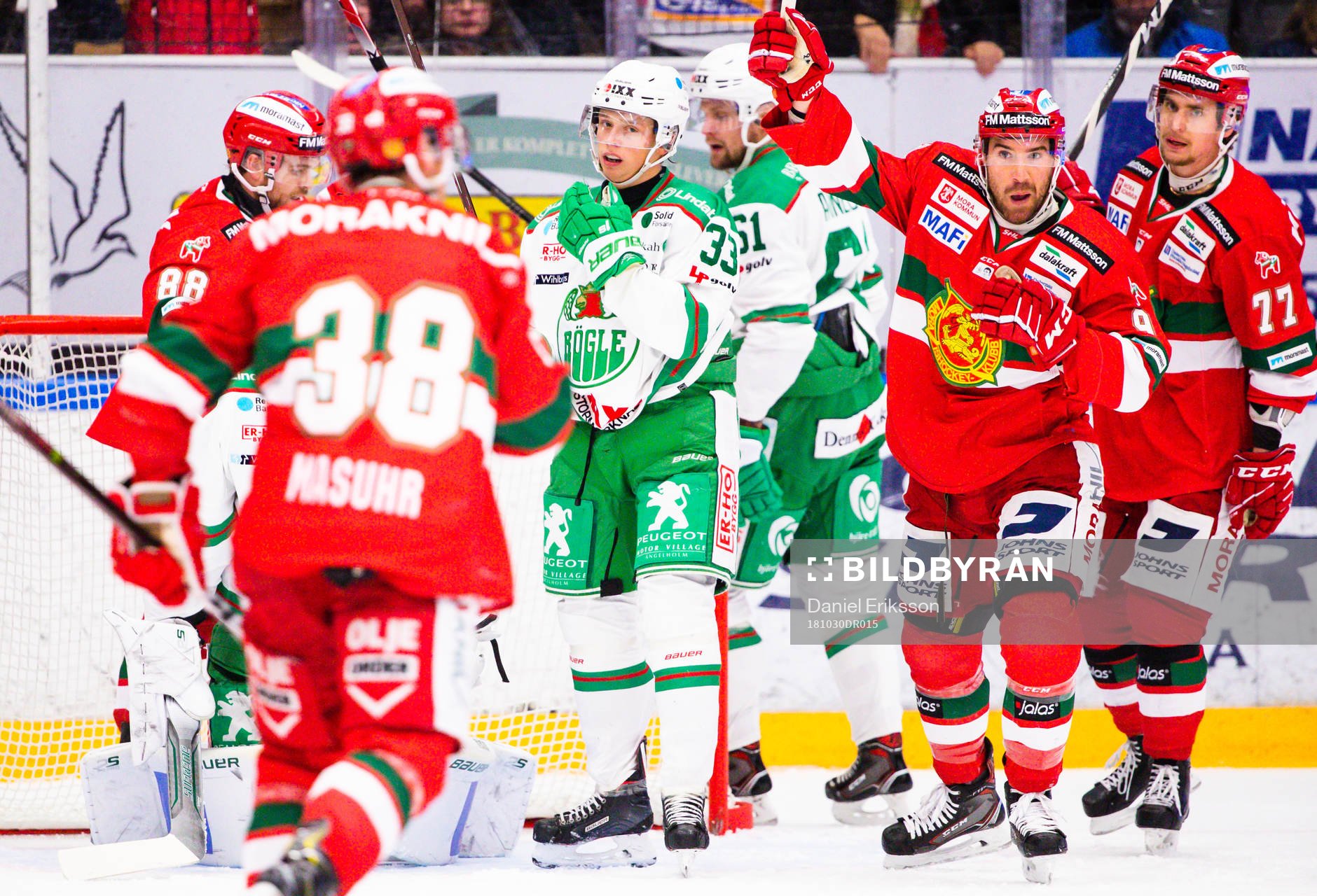 Moras Andrew Rowe jublar med Michael Keränen